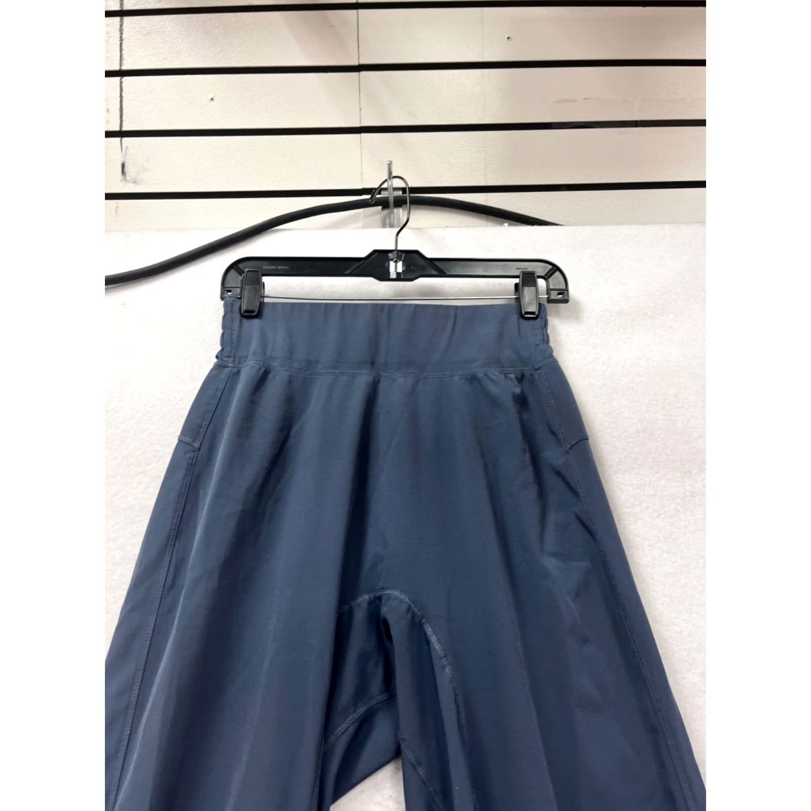 Lululemon Lululemon Windbreaker Jogger Pants Navy Womens XS/S Size S Regular Activewear Pants, Windbreaker, Jogger, Lululemon Logo, All Season Size 26" / US 2 / IT 38 - 5 Thumbnail
