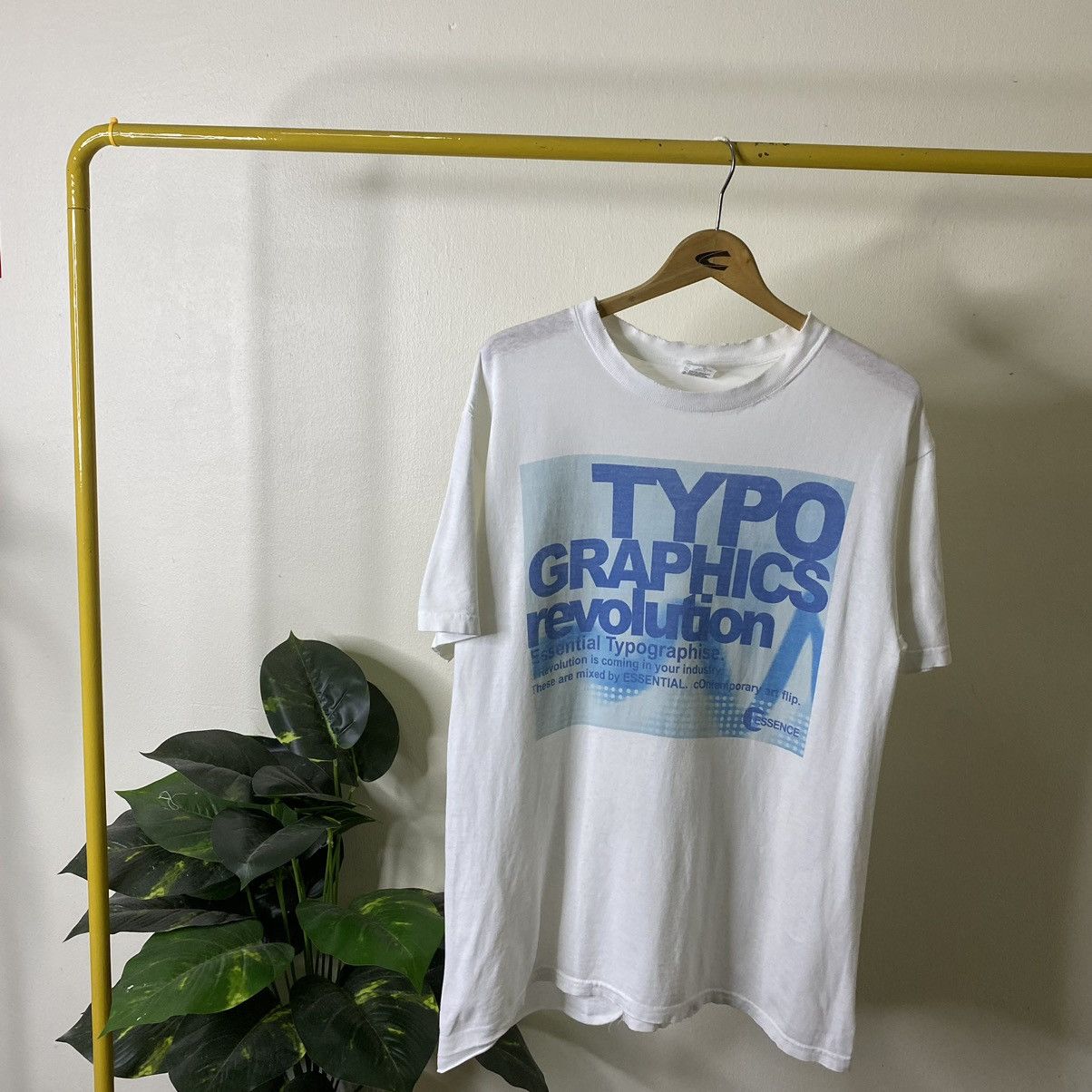 Vintage 2000s Essence Essential Typographise Typo Graphic Revolution Size US M / EU 48-50 / 2 - 1 Thumbnail