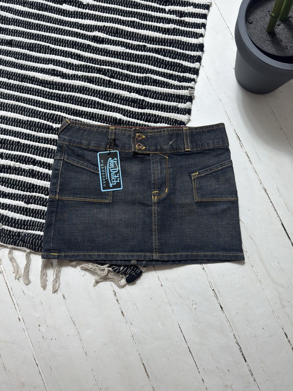 Von Dutch VINTAGE VON DUTCH 2000s MINI DENIM SKIRT Size 28" / US 6 / IT 42 - 1 Thumbnail
