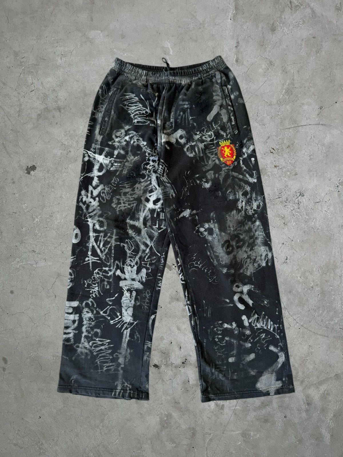Balenciaga Balenciaga Graffiti Skater Sweatpants Size US 34 / EU 50 - 1 Thumbnail