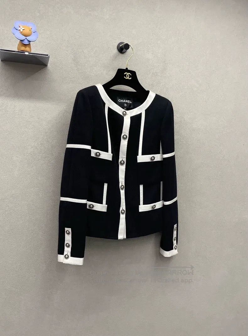 Chanel Chanel White hook-edged lion head button jacket Size XS / US 0-2 / IT 36-38 - 3 Thumbnail
