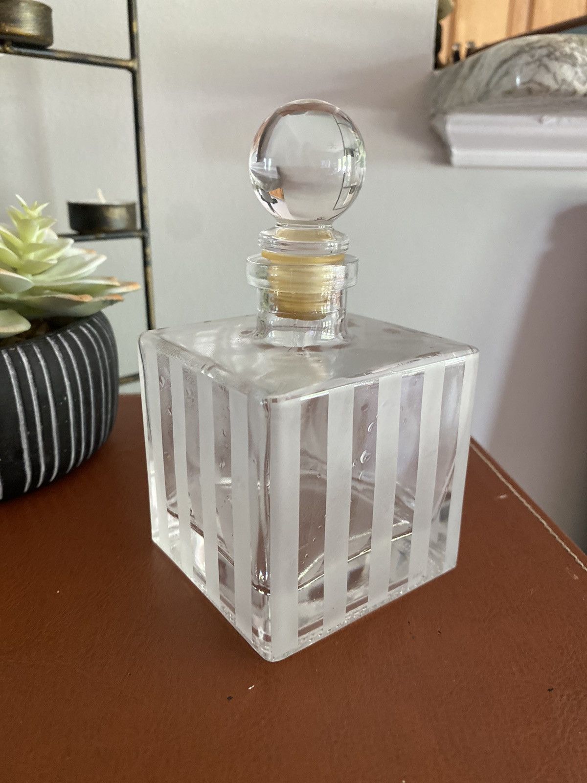 Other BEAUTIFUL LARGE VINTAGE ETCHED STRIPED GLASS PERFUME BOTTLE Size ONE SIZE - 2 Thumbnail