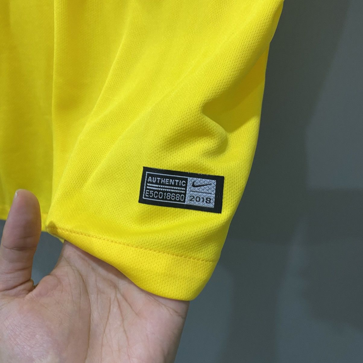 Nike 2018 Brazil Neymar Home Kit NWT Size US L / EU 52-54 / 3 - 7 Thumbnail