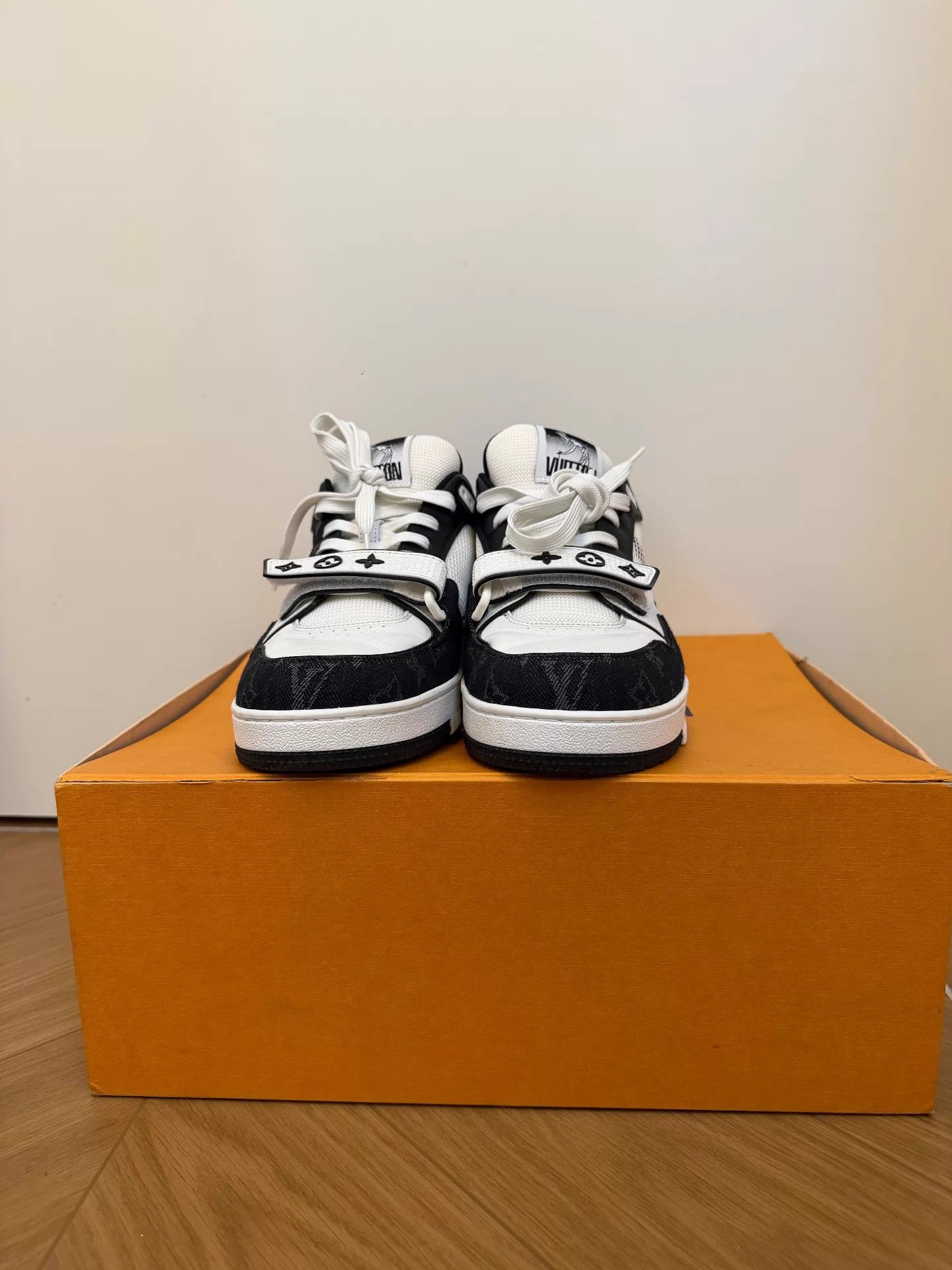 Louis Vuitton LOUIS VUITTON Trainer Calf Leather Black/White 41 Size US 8 / EU 41 - 2 Thumbnail