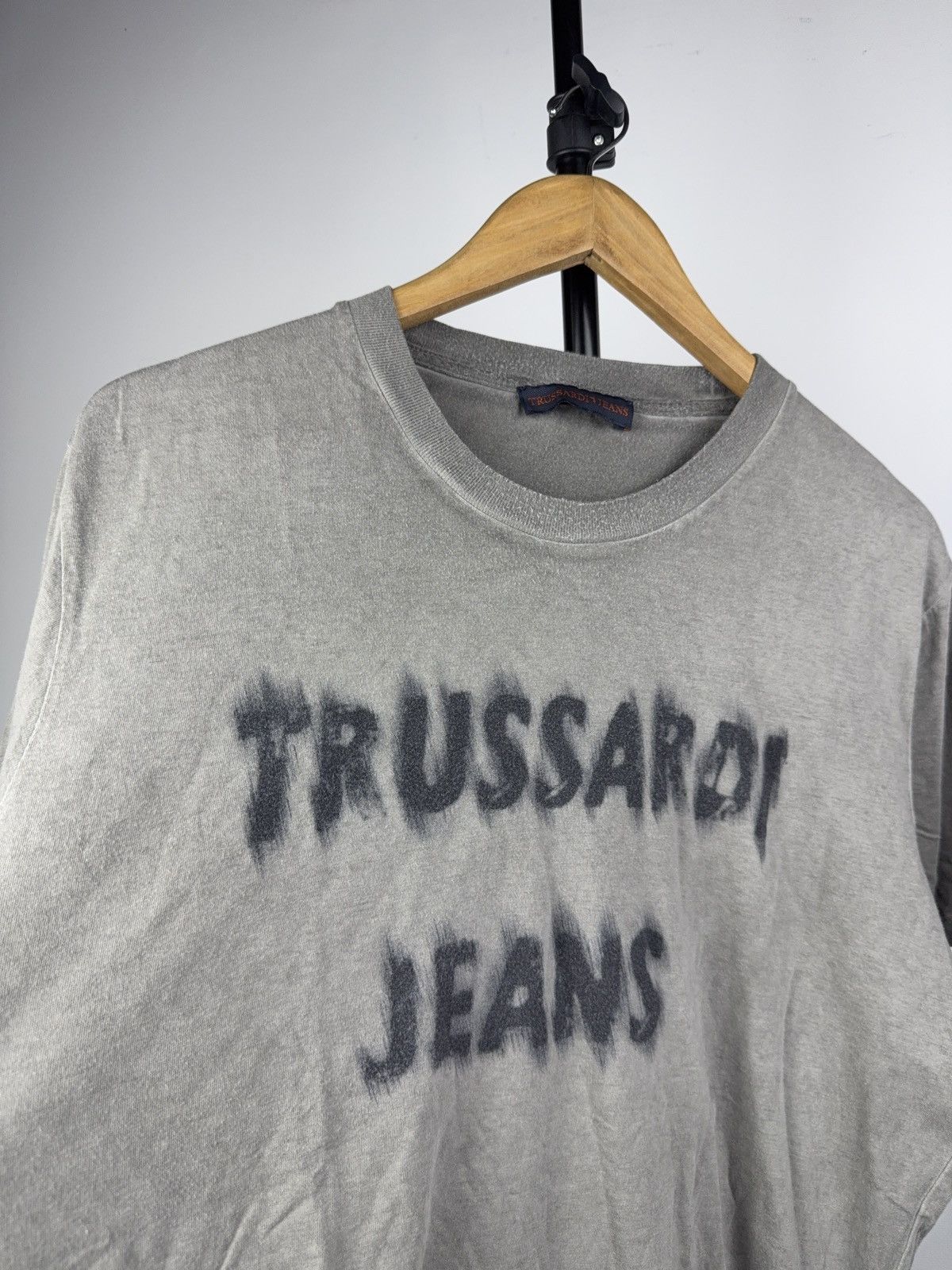 Trussardi 00s Trussardi Jeans Spray Big Logo Tee Vintage Grey Italy Size US L / EU 52-54 / 3 - 2 Thumbnail