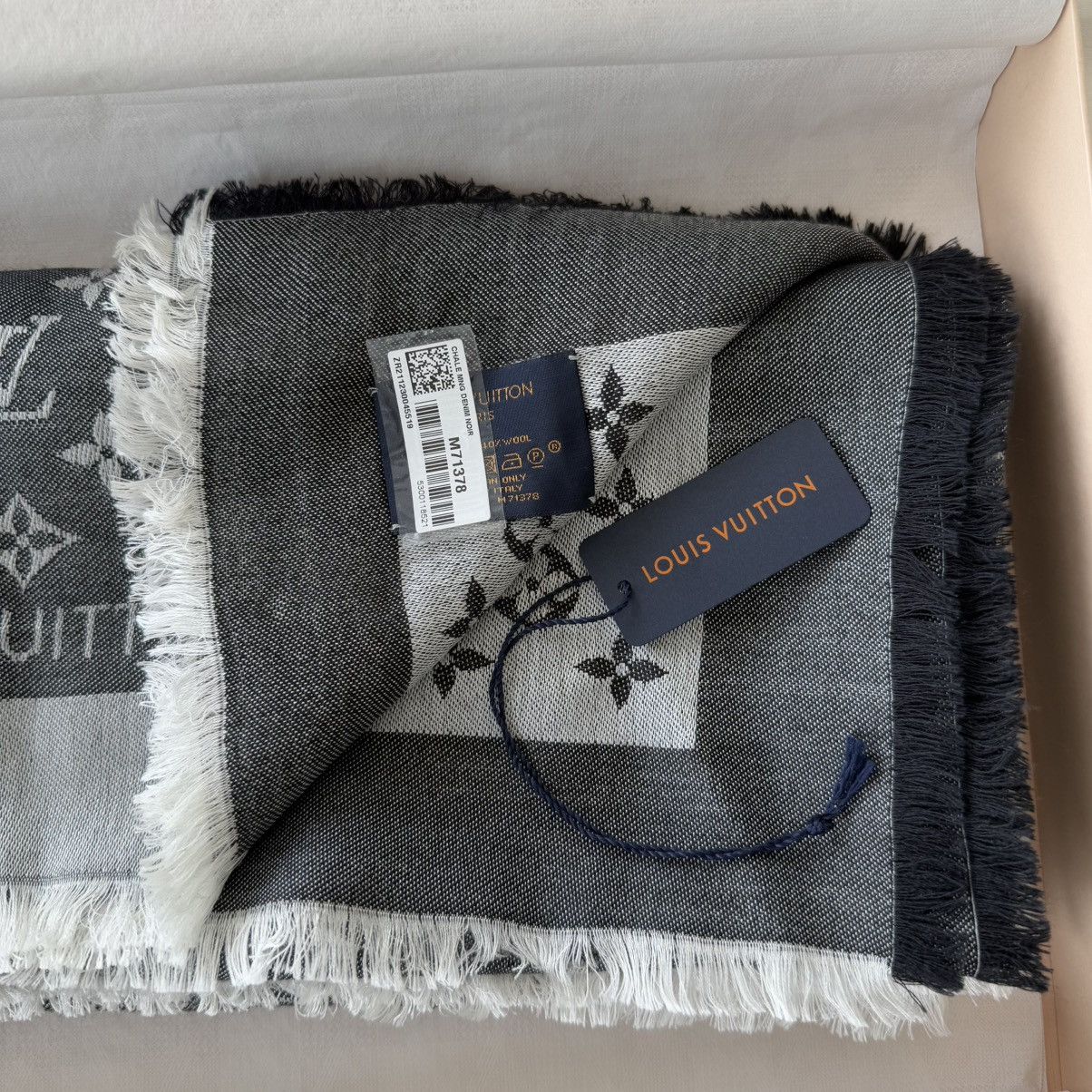Louis Vuitton Monogram Denim Shawl Size ONE SIZE - 9 Thumbnail