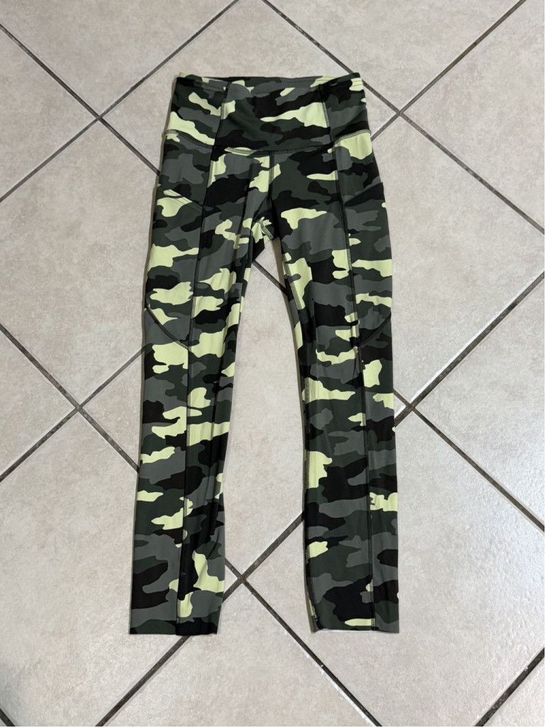 Lululemon LULULEMON F&F LEGGING 22” NEON GREEN CAMO COLOR SIZE 2 Size 26" / US 2 / IT 38 - 6 Thumbnail