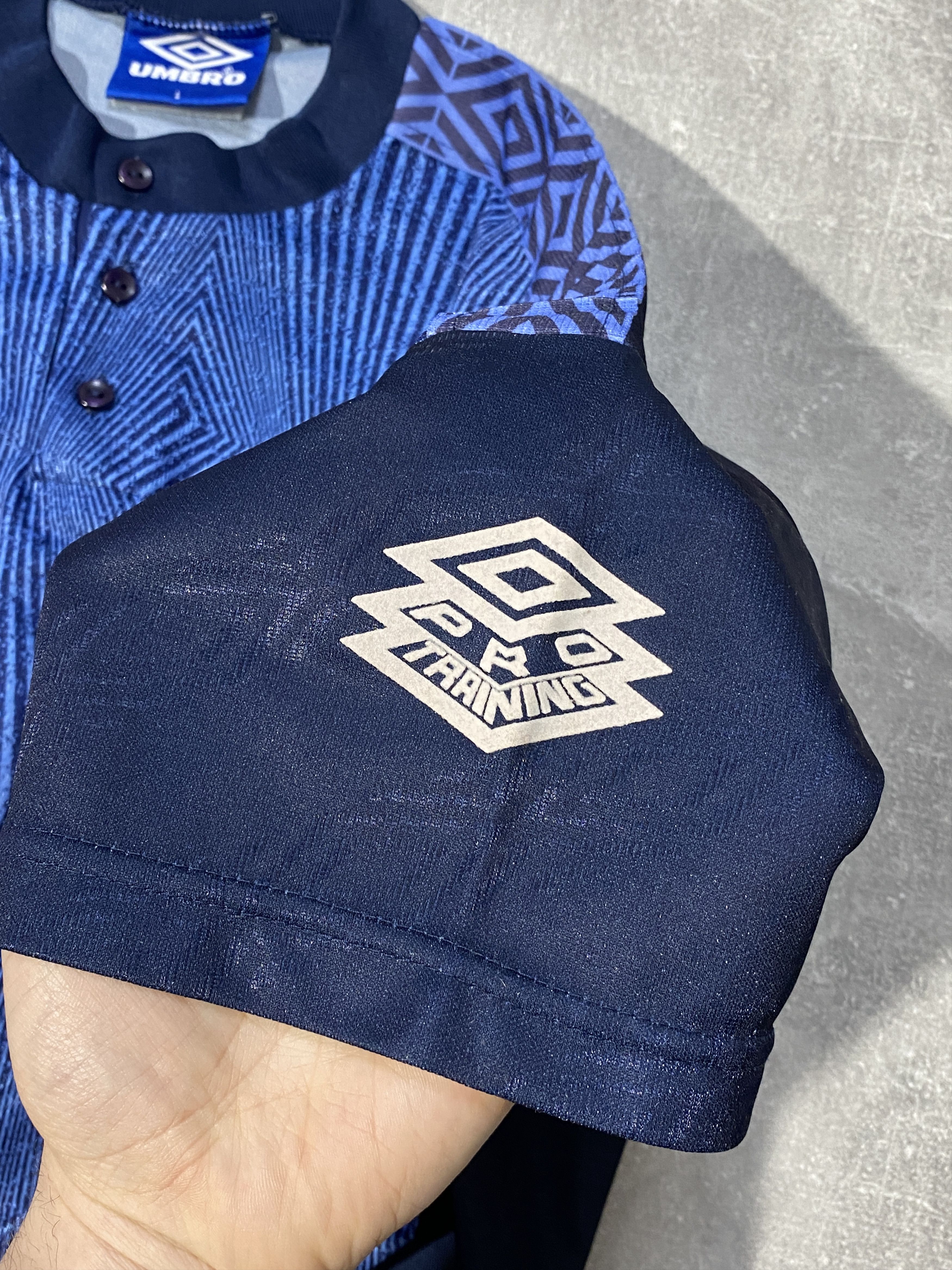 Umbro Vintaage 90s UMBRO Center Logo Monogram Soccer Jersey Size US L / EU 52-54 / 3 - 3 Thumbnail