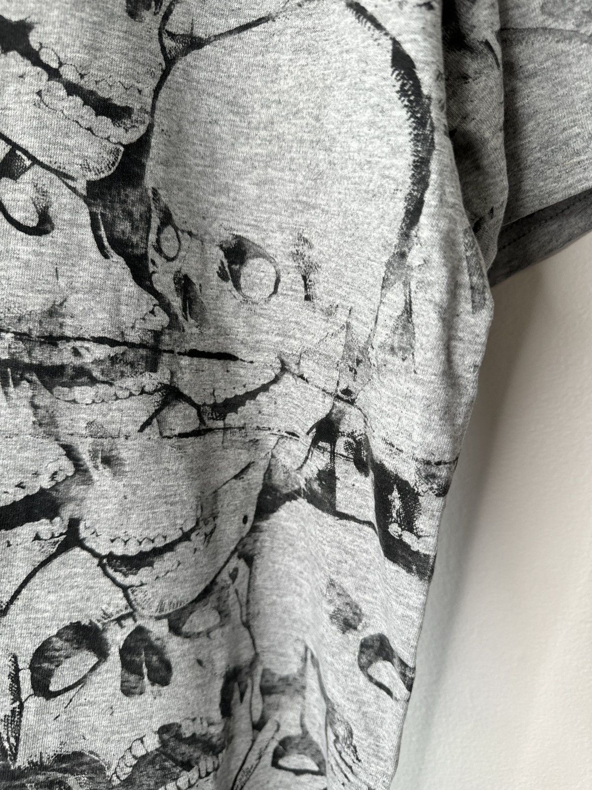 Nike × Vintage Vintage Nike Y2K Silver Tag Custom Skulls AOP T Shirt Size US XL / EU 56 / 4 - 4 Thumbnail