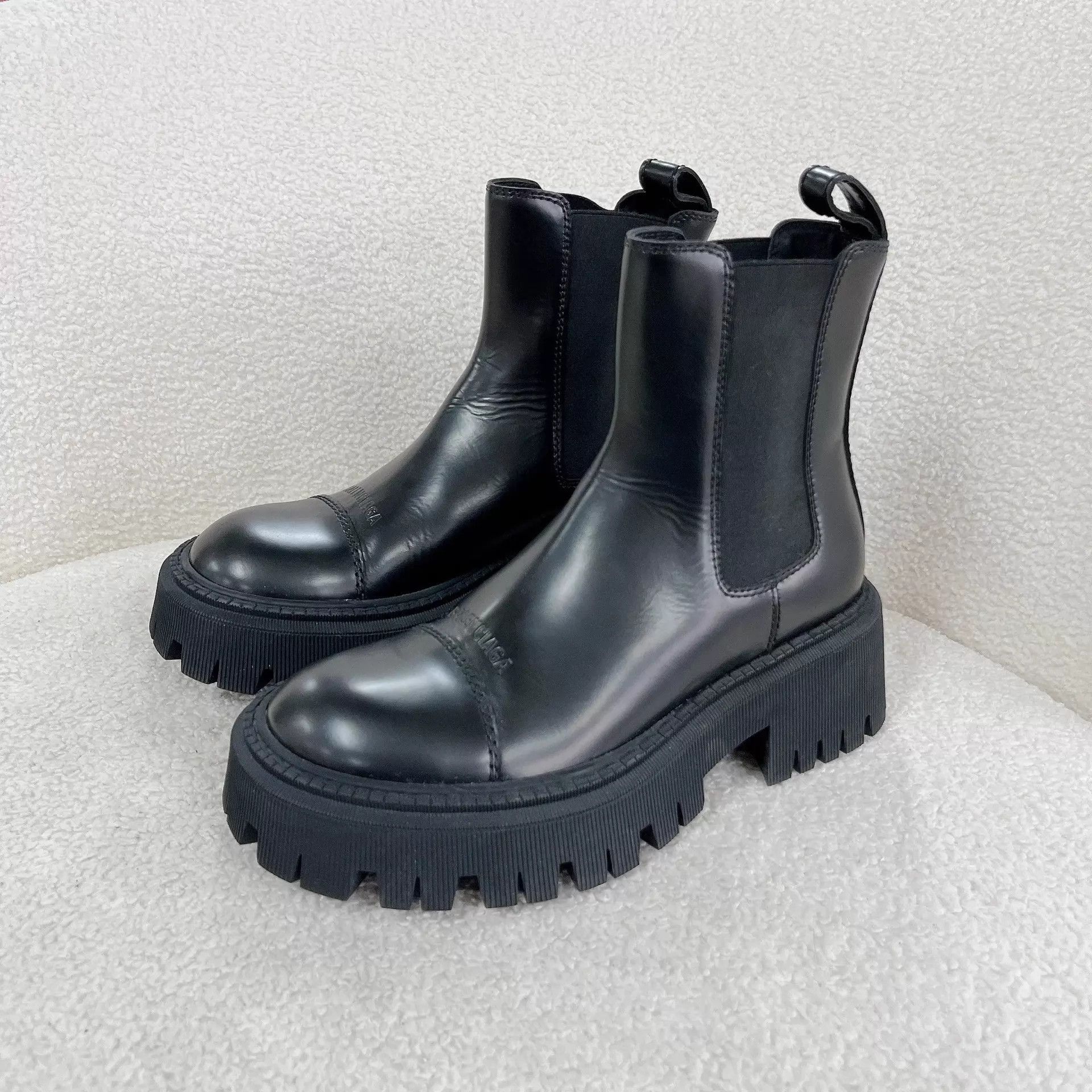 Balenciaga Balenciaga Black Chelsea Boots 35 EU Size US 4.5 / IT 34.5 - 1 Thumbnail