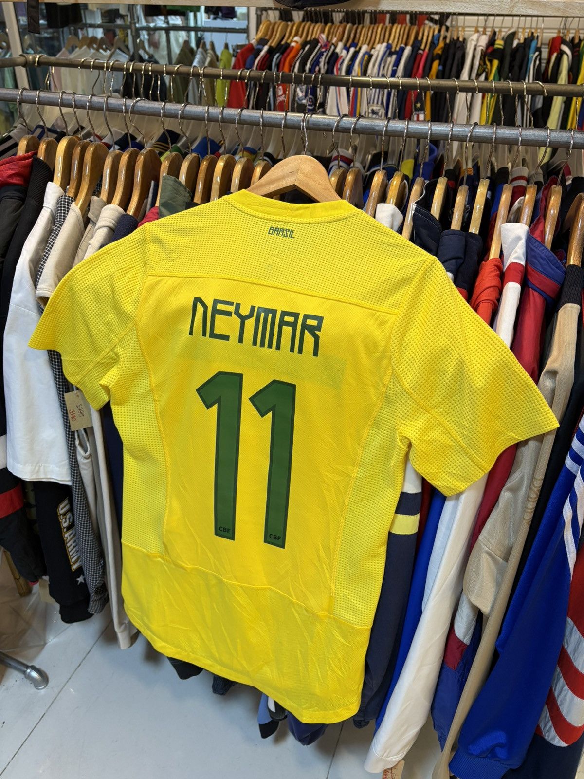 Nike 2011-2012 Brazil Confederation Football Home Kit NEYMAR 11 Size US M / EU 48-50 / 2 - 1 Thumbnail