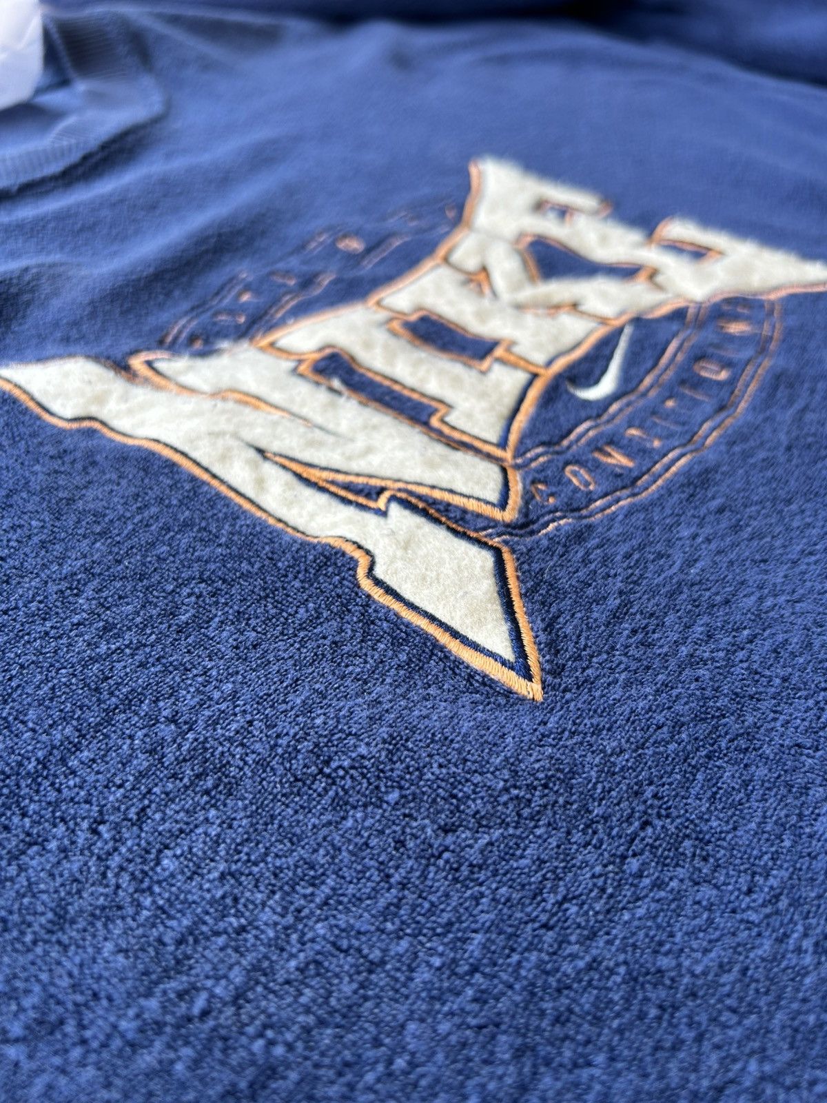Nike Vintage 90’s Nike White Tag Center Swoosh Velvet Sweatshir Size US L / EU 52-54 / 3 - 8 Thumbnail