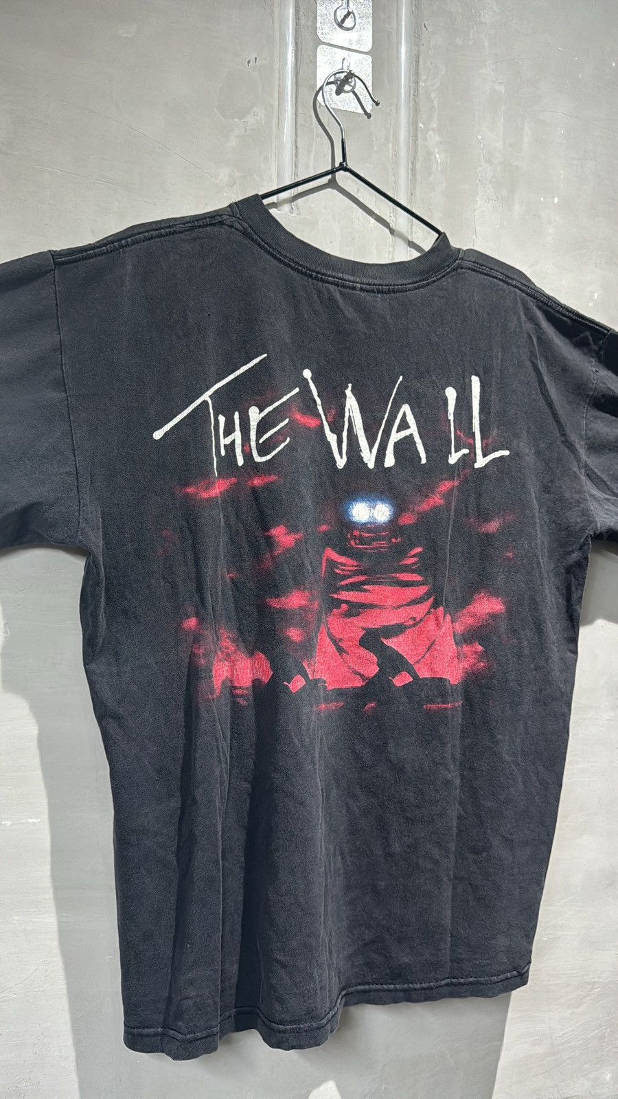Band Tees × Pink Floyd × Vintage Vintage 90s Pink Floyd The Wall Tshirt Size US L / EU 52-54 / 3 - 12 Thumbnail