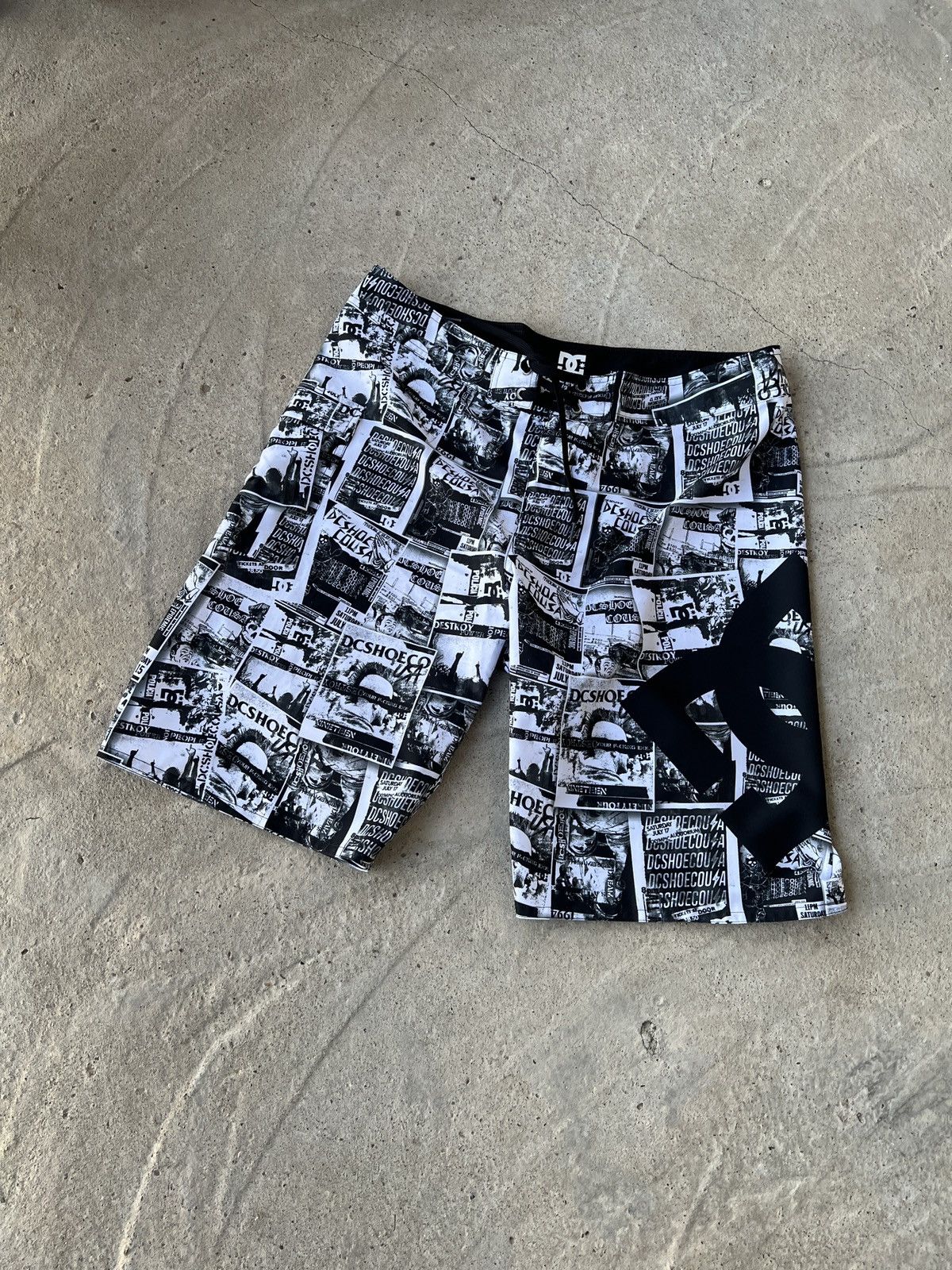 DC DC Shoes Shorts Size US 36 / EU 52 - 1 Thumbnail