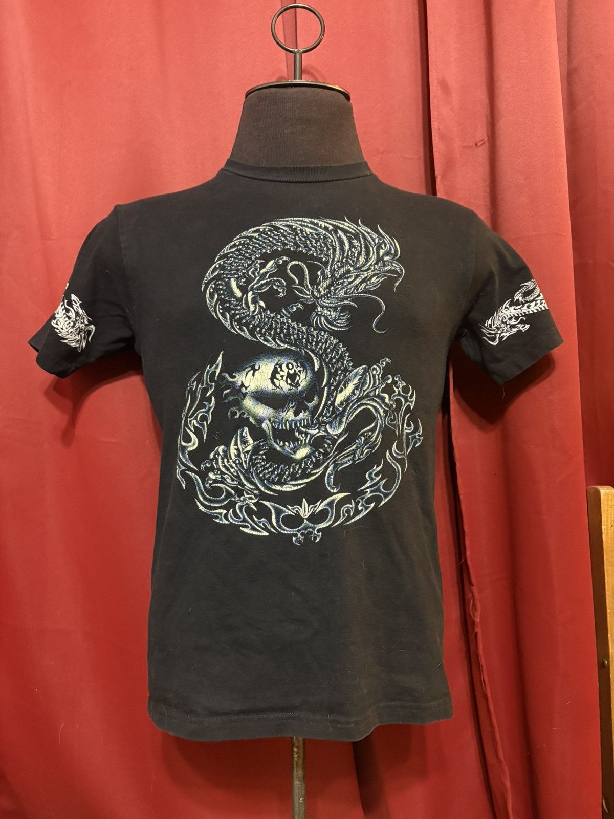 Vintage Vintage Dragon x Skull Coil Tshirt Y2K Streetwear Size US M / EU 48-50 / 2 - 1 Thumbnail