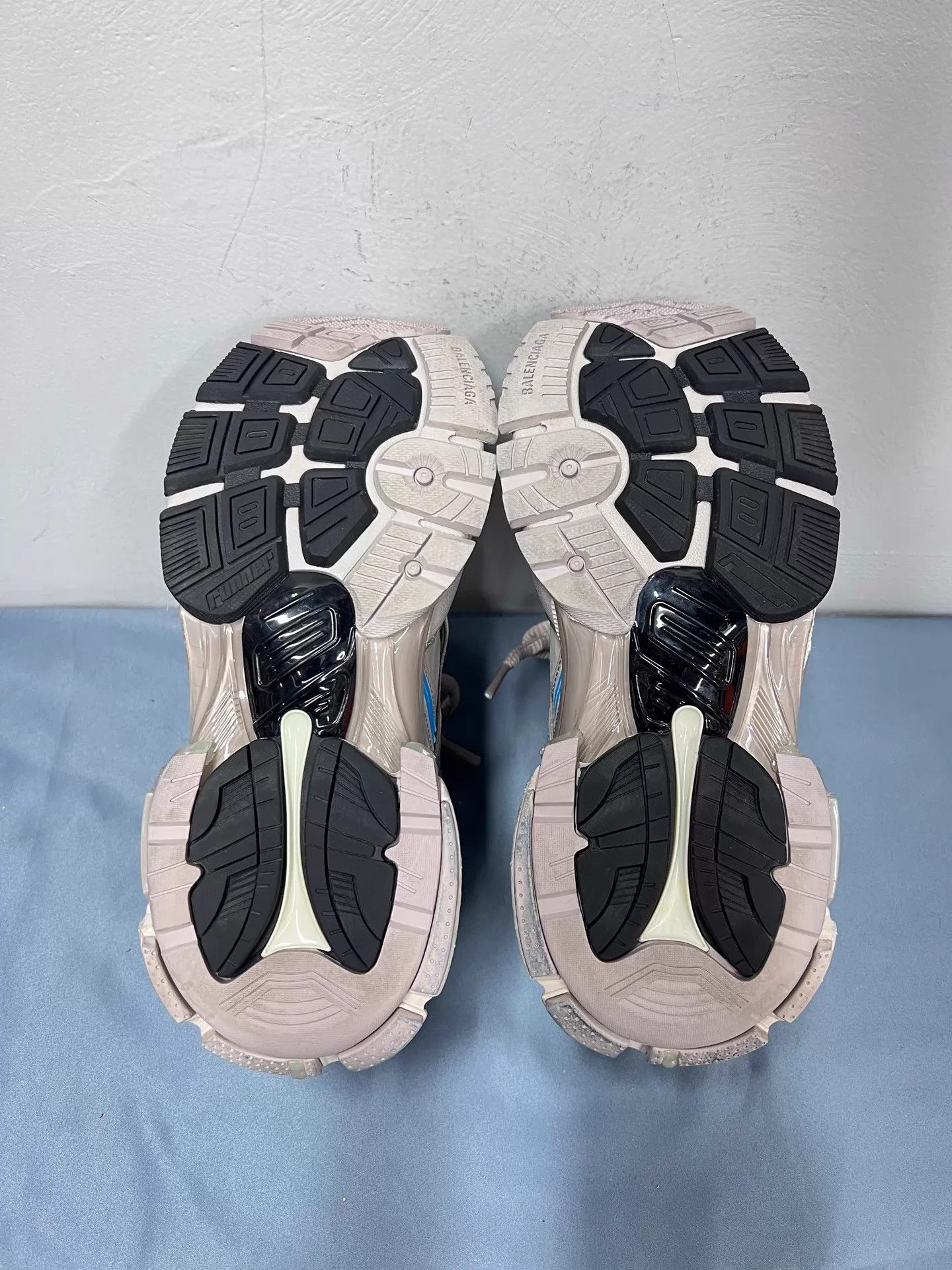 Balenciaga Balenciaga Runner Distressed Gray Blue 35 2x Worn Size US 5 / IT 35 - 6 Thumbnail