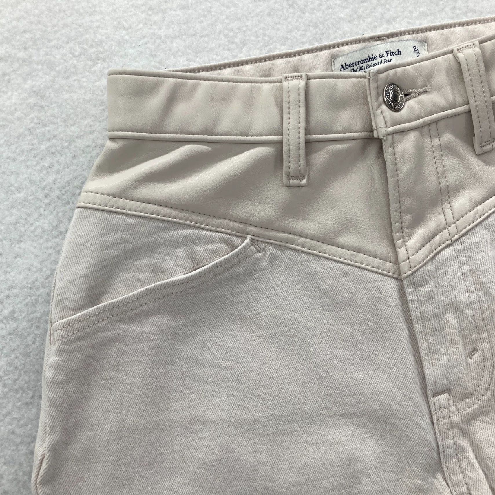 Abercrombie & Fitch Abercrombie & Fitch Curve Love Jeans Women's 26/2 Short 90s Straight Relaxed Beige Cotton Spandex Denim Jeans Women 90s Theme Mens Womens Size 26" / US 2 / IT 38 - 3 Thumbnail