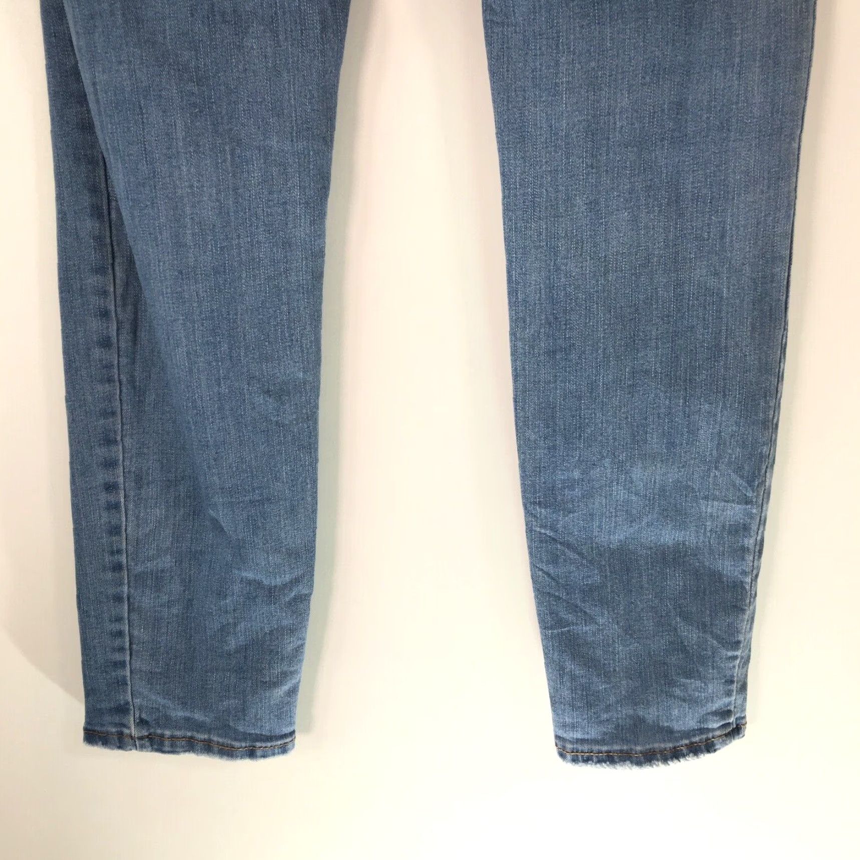 Vintage Aéropostale Jeans Women's Straight Denim Blue Size 8 30x29 Belt Loops 5-Pocket Regular Straight Leg Jeans 77% Cotton 21% Polyester 2% Spandex Size 30" / US 8 / IT 44 - 5 Thumbnail