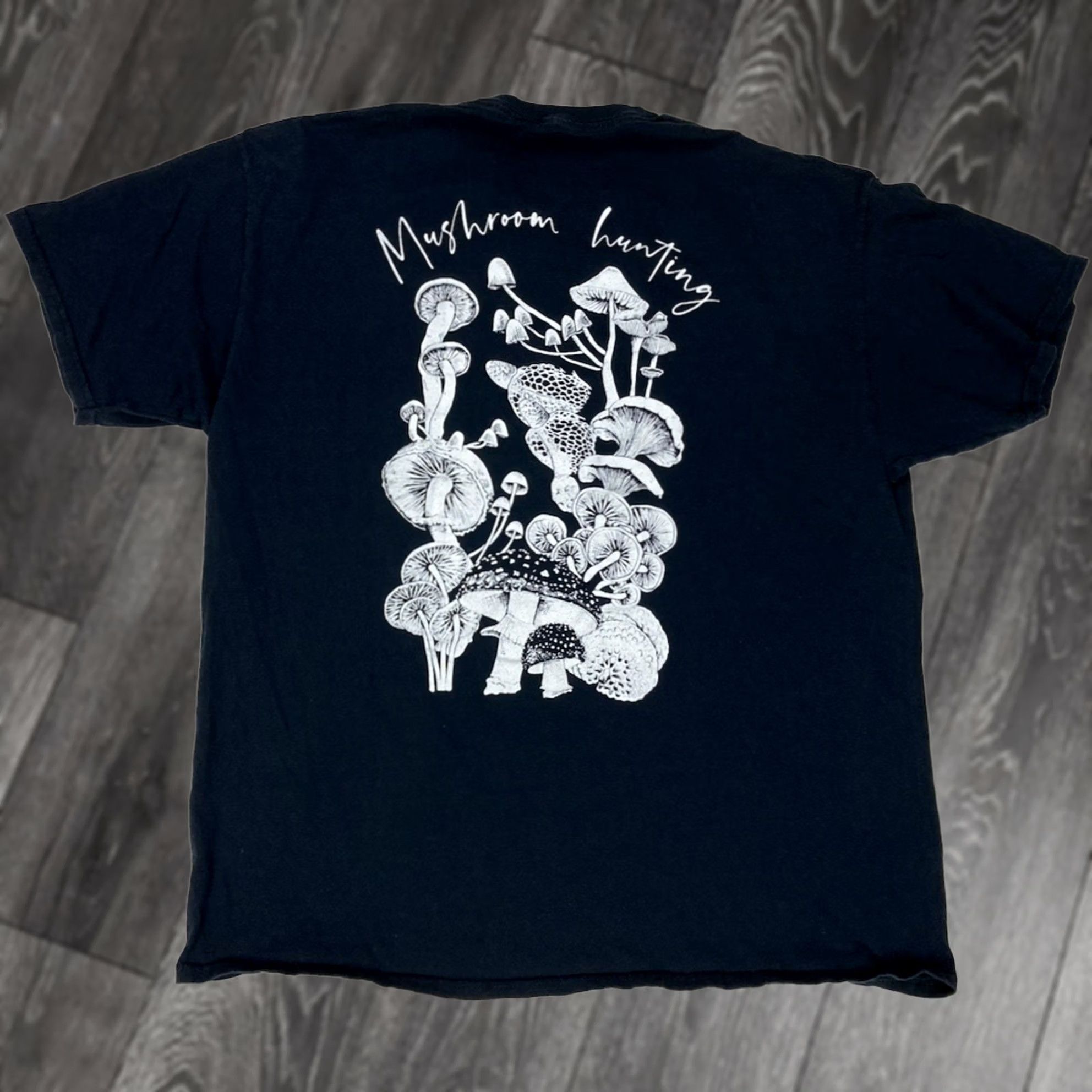 Vintage Dravus Graphic T-shirt Men XL Black Short Sleeve Crew Neck Size US XL / EU 56 / 4 - 1 Thumbnail