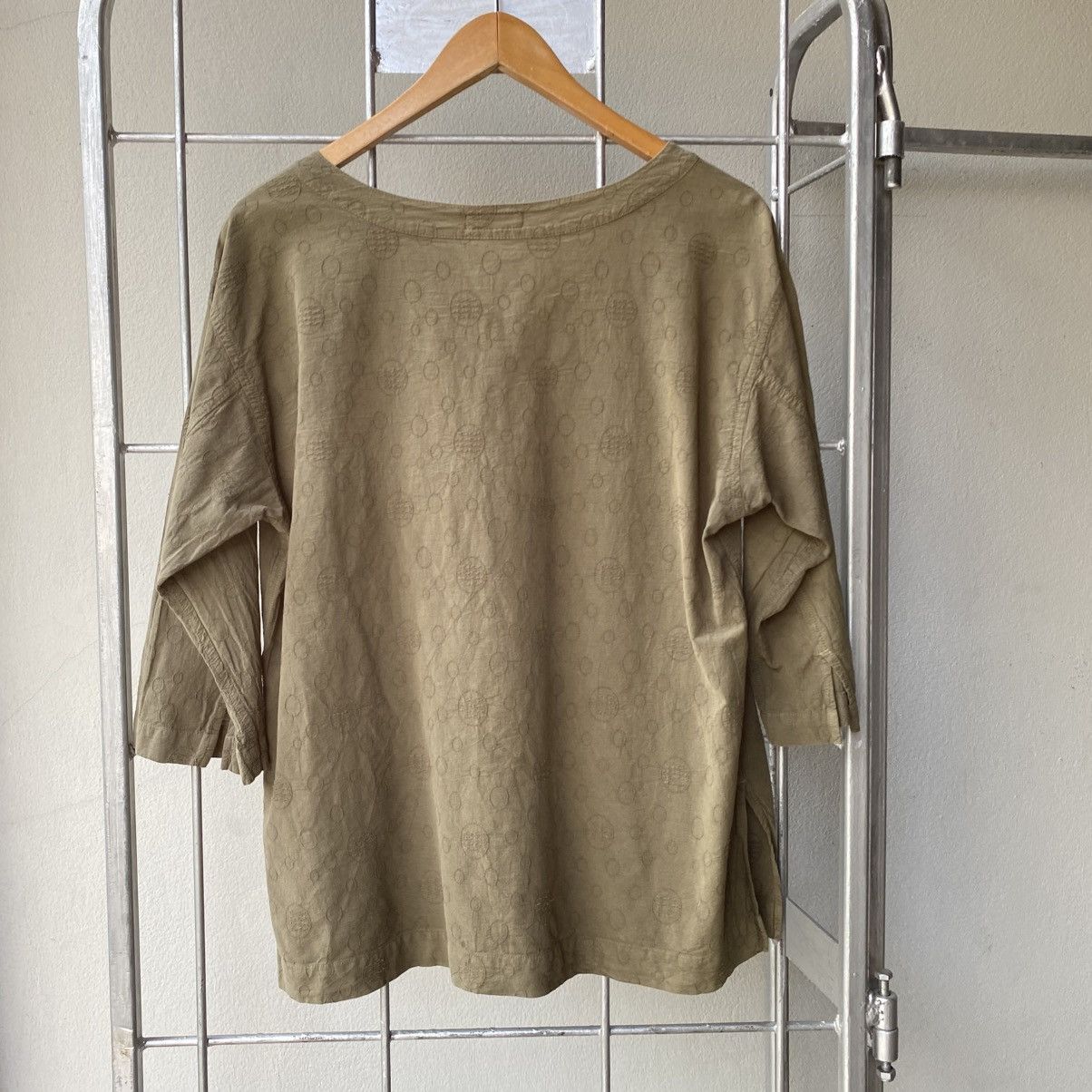 Issey Miyake Plantation Khaki V-Neck 3/4 Sleeve Blouse with Subtle Print Size M / US 6-8 / IT 42-44 - 8 Thumbnail
