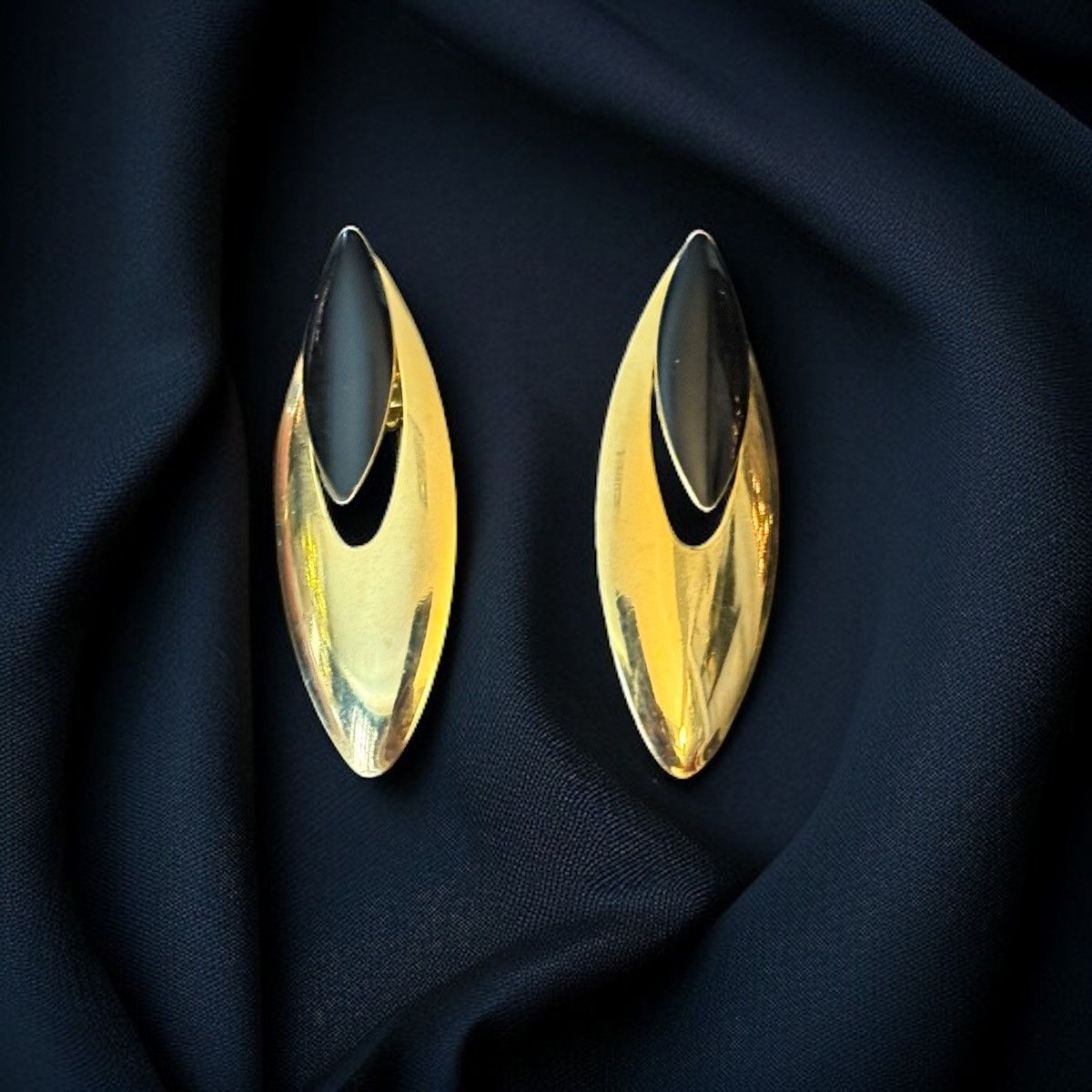 Vintage Vintage gold and black oblong clip on earrings Size ONE SIZE - 1 Thumbnail