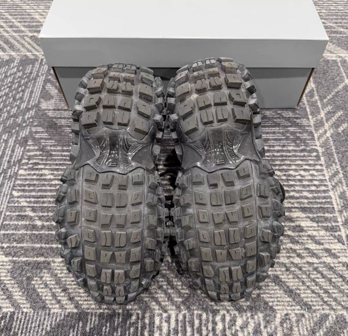 Balenciaga Balenciaga Bouncer Vintage Distressed Tire Shoes J42 Size US 9 / EU 42 - 7 Thumbnail