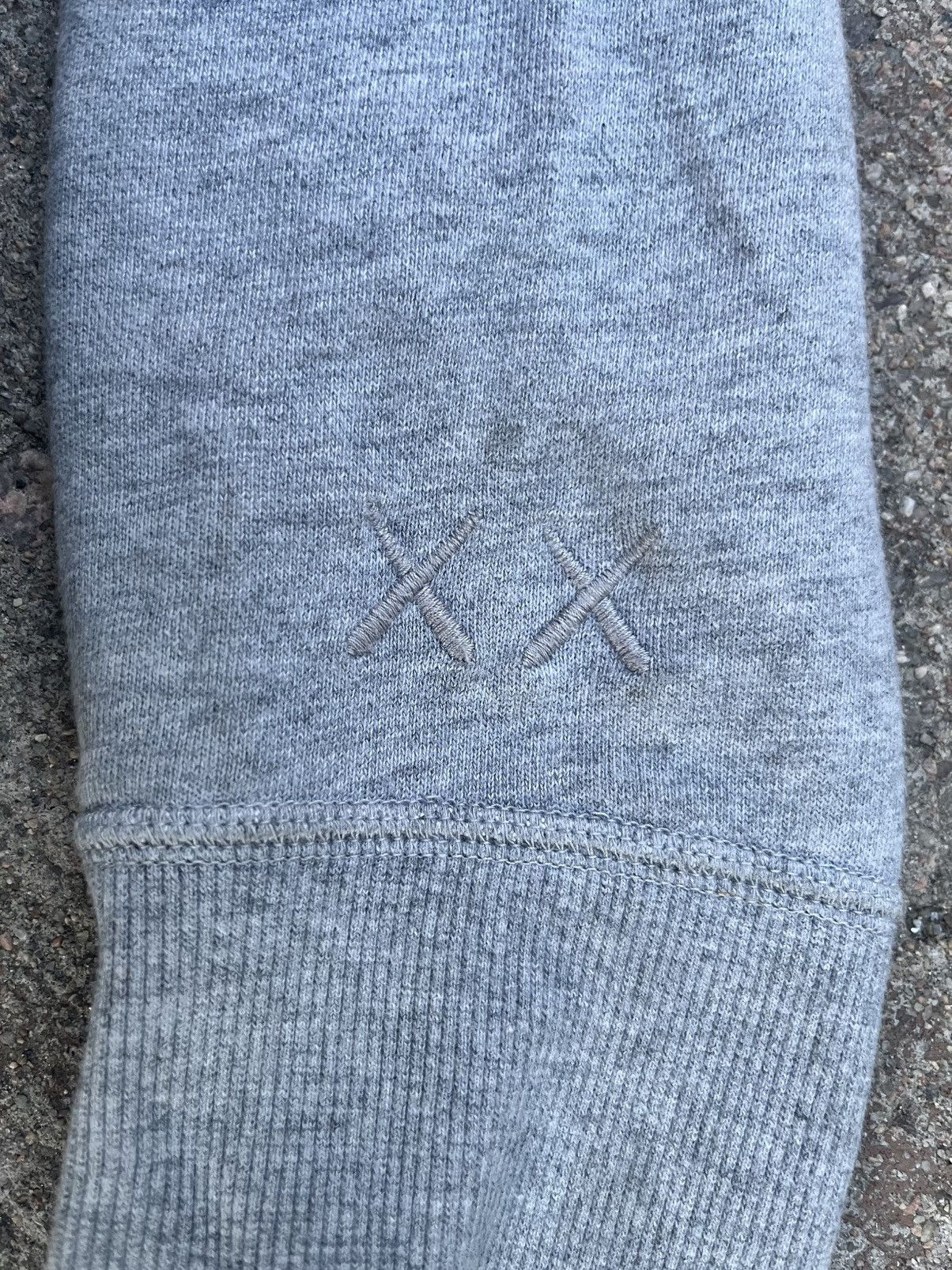 Kaws × Uniqlo Kaws x Uniqlo Sesame Street Grey Sweater Size US M / EU 48-50 / 2 - 4 Thumbnail
