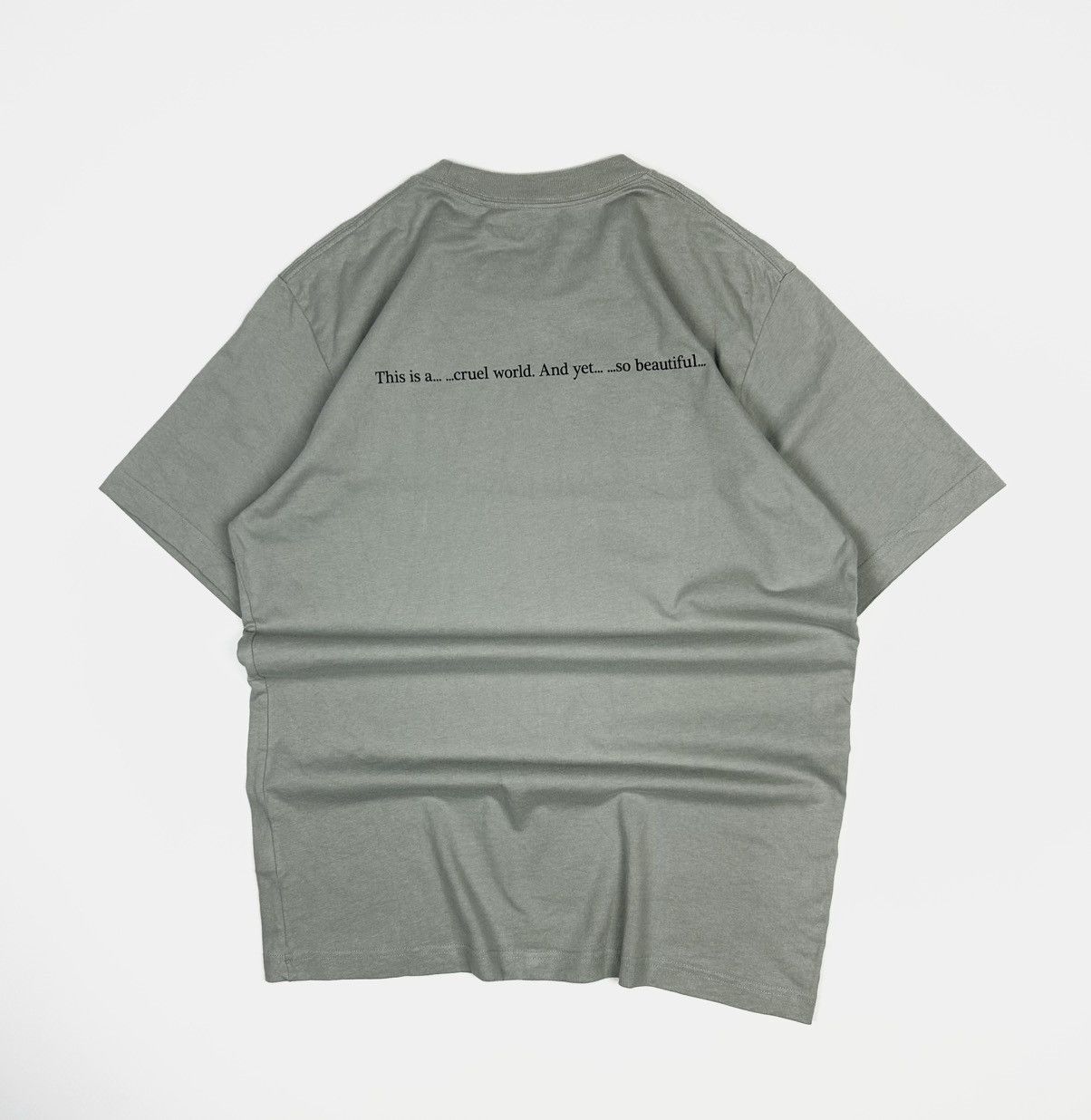 Anime × Japanese Brand × Uniqlo Rare collaboration UNIQLO X ATTACK ON TITAN T shirt Size US M / EU 48-50 / 2 - 2 Thumbnail