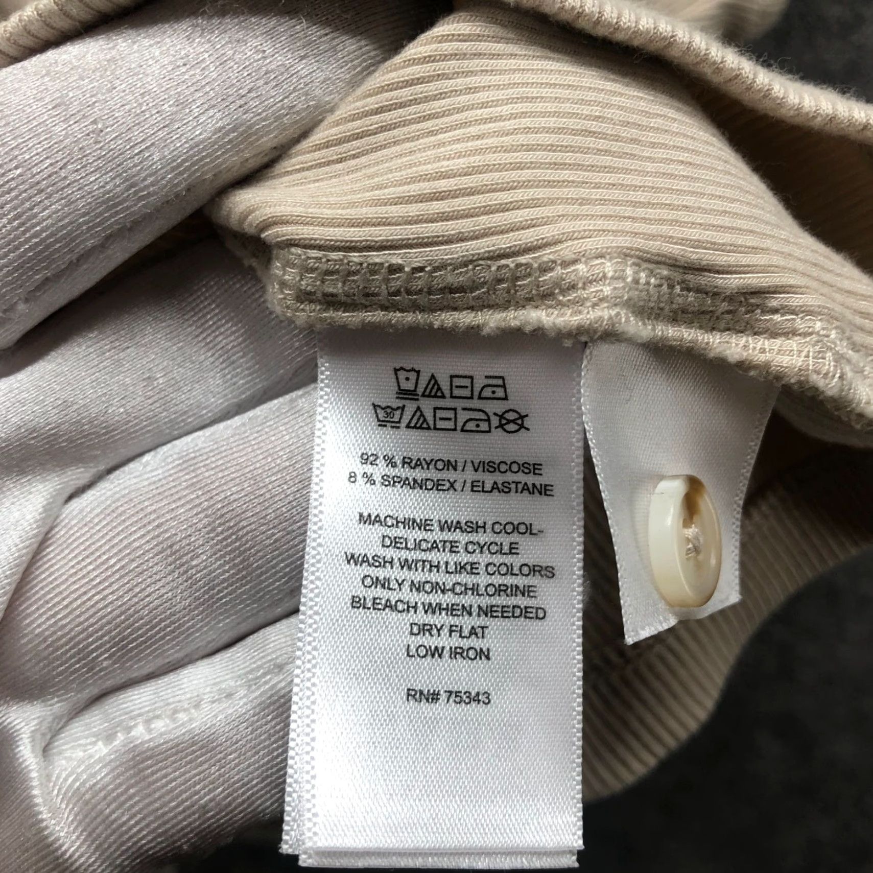 Vintage Tahari Tank Womens XL Beige Ribbed Button Front V-Neck Stretch Jersey Knit Size XL / US 12-14 / IT 48-50 - 6 Thumbnail