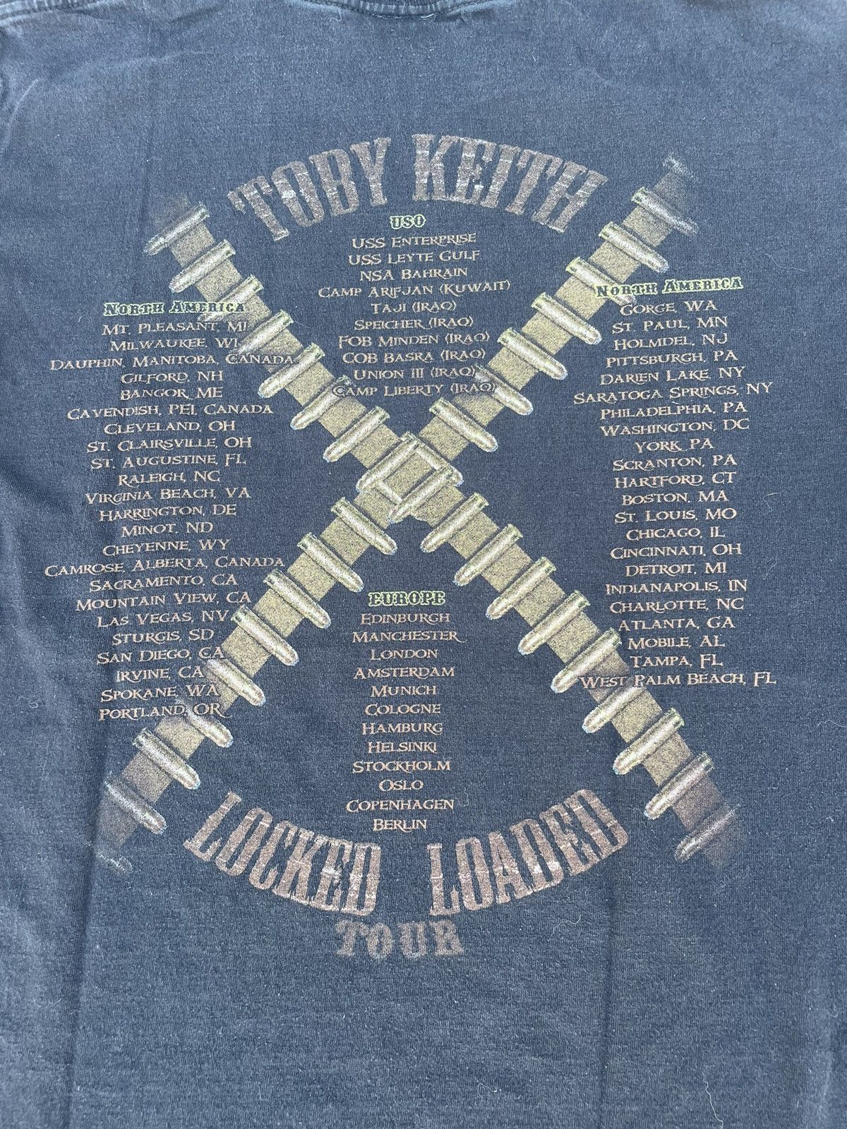 Band Tees Toby Keith Locked & Loaded 2011 Tour T-shirt Size US M / EU 48-50 / 2 - 4 Thumbnail