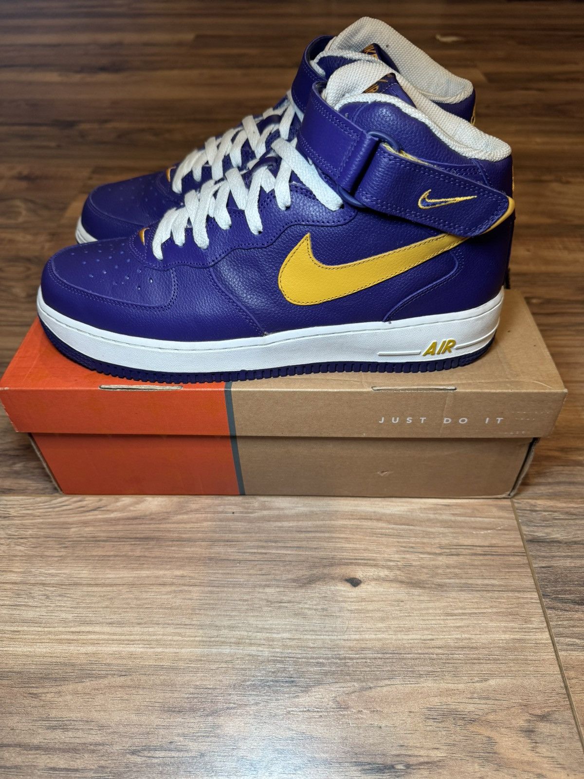 Nike 2004 Air Force One Mid (LAKERS) Size US 10 / EU 43 - 7 Thumbnail