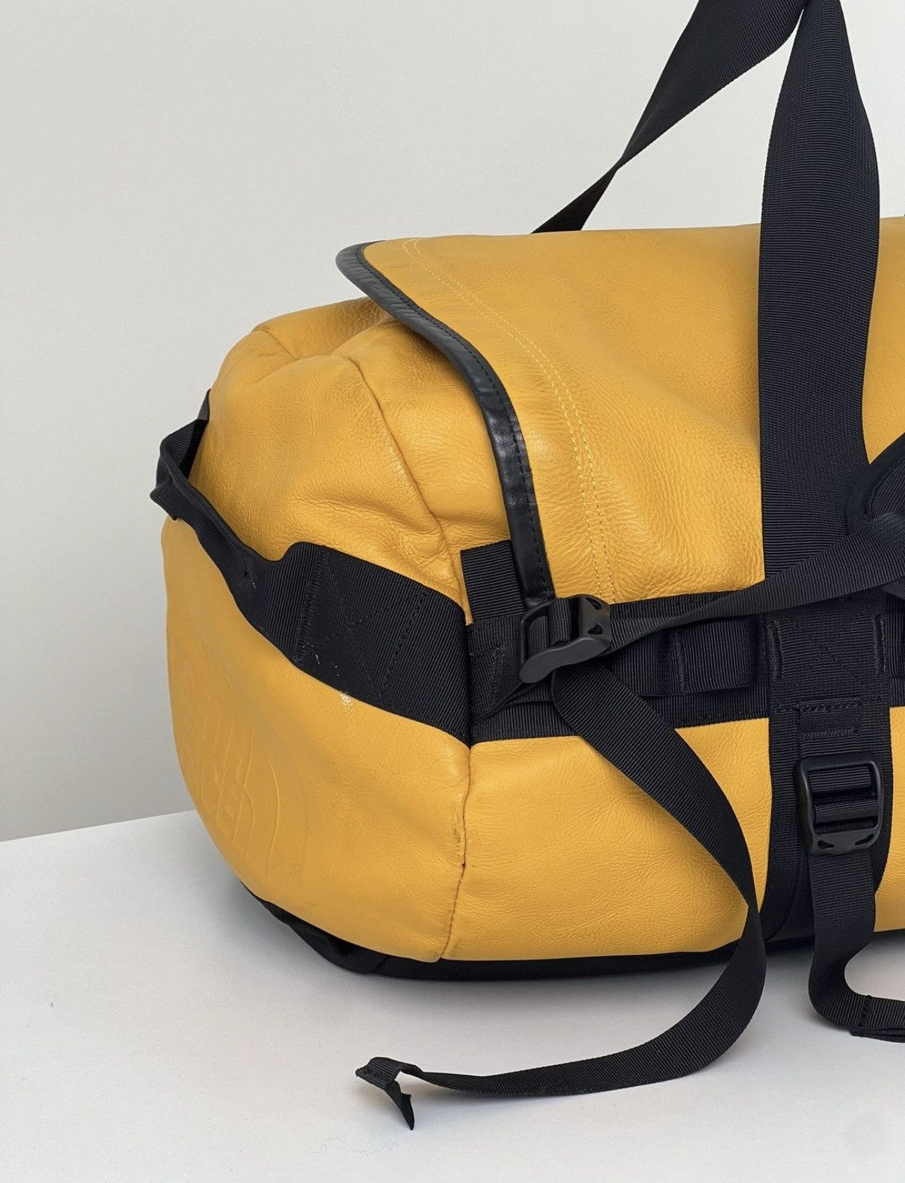 Supreme × The North Face FW17 Supreme North Face Leather Base Camp Duffle Bag Size ONE SIZE - 10 Thumbnail
