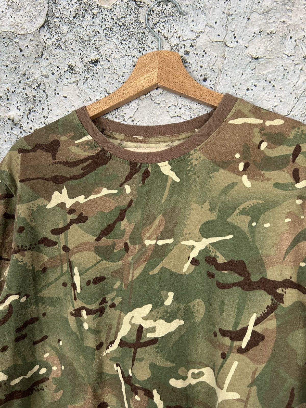 Vintage Vintage Camo Military Tee Streetwear Grunge Punk Skate Size US XL / EU 56 / 4 - 3 Thumbnail