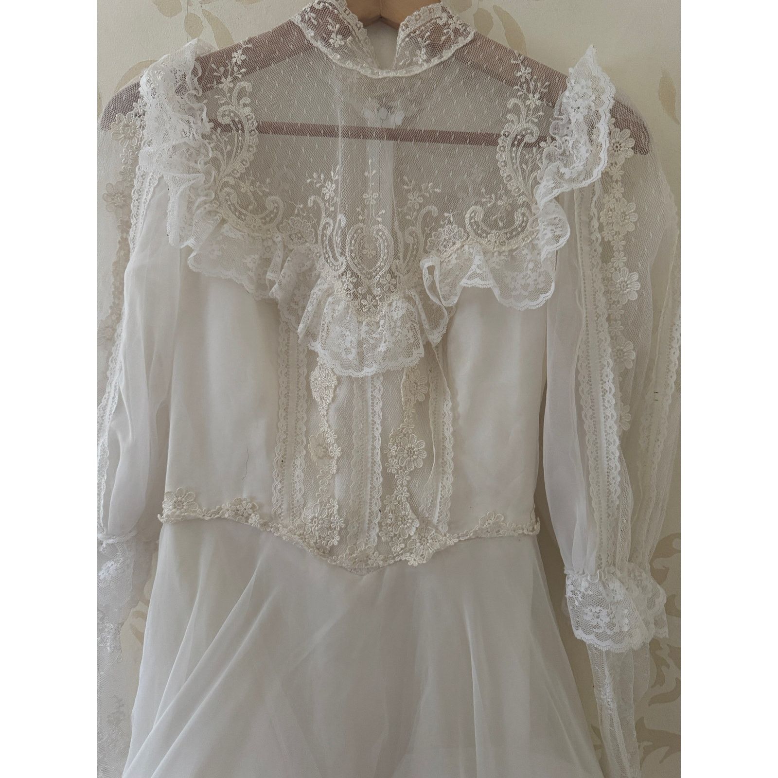 Luxe Vintage Eve of Milady Lace Stunning Wedding Dress with Hat Size S / US 4 / IT 40 - 22 Thumbnail