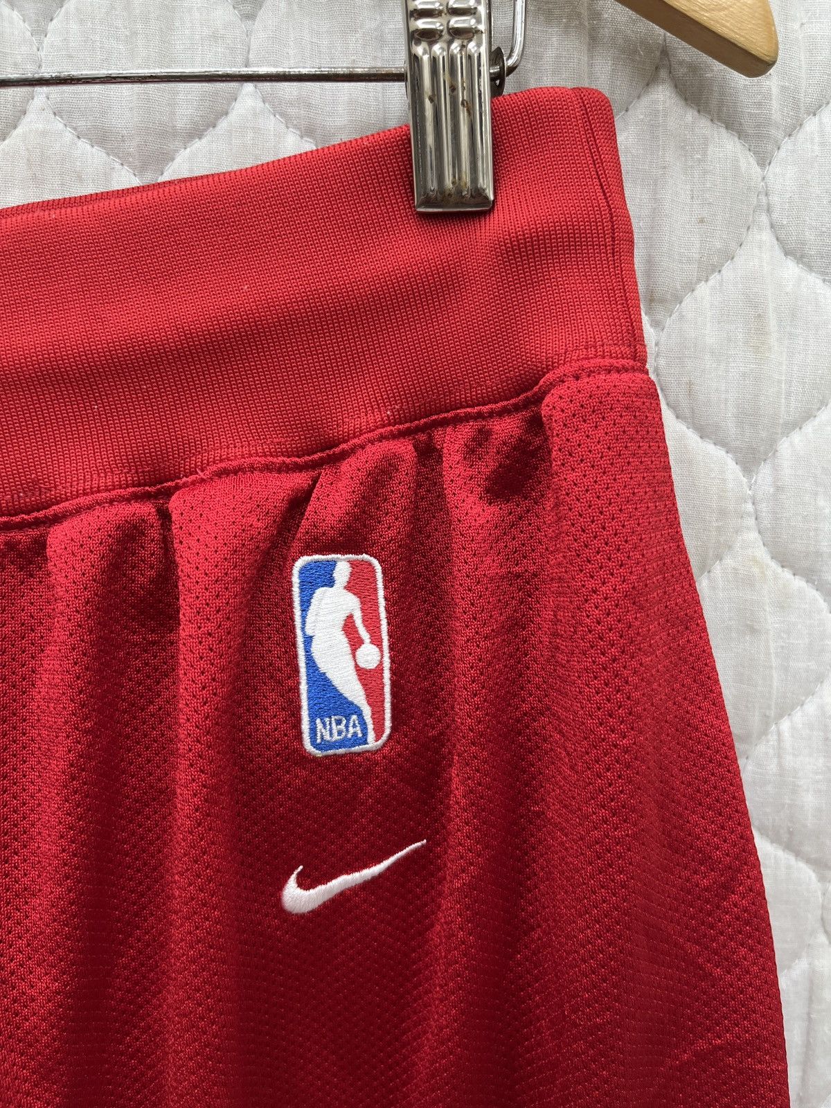Nike 🔥🔥🔥STEALS VTG NIKE NBA CHICAGO BULLS SHORTS Size US 36 / EU 52 - 4 Thumbnail