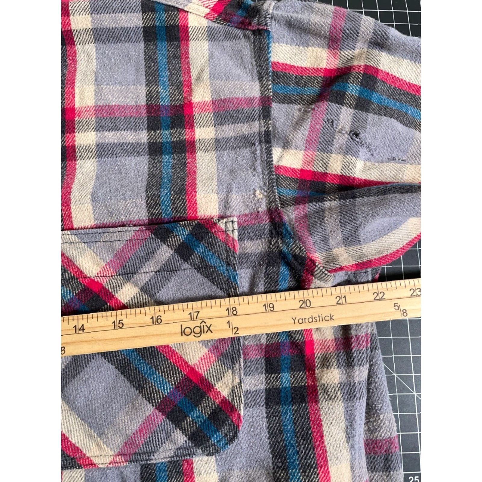 Vintage VINTAGE St. John's Bay 90s Flannel Shirt Adult Large Gray Red Plaid Grunge Workwear Mens Size US L / EU 52-54 / 3 - 5 Thumbnail