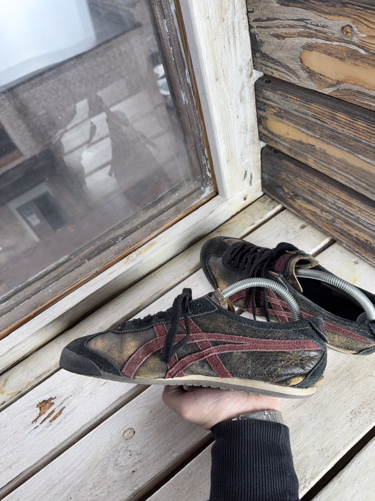 Onitsuka Tiger Onitsuka Tiger Distressed Low-Top Sneakers Black Red US 8 Size US 8 / EU 41 - 5 Thumbnail