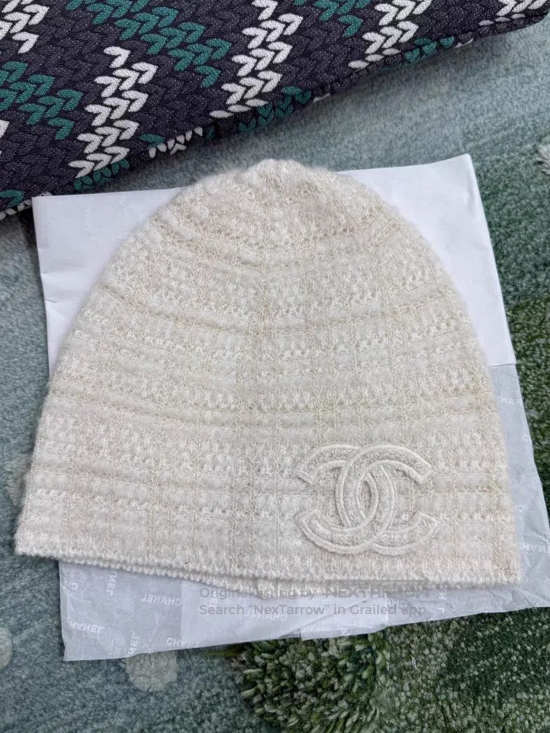 Chanel Chanel 26C new white gold thread large logo cashmere knitt Size ONE SIZE - 1 Thumbnail