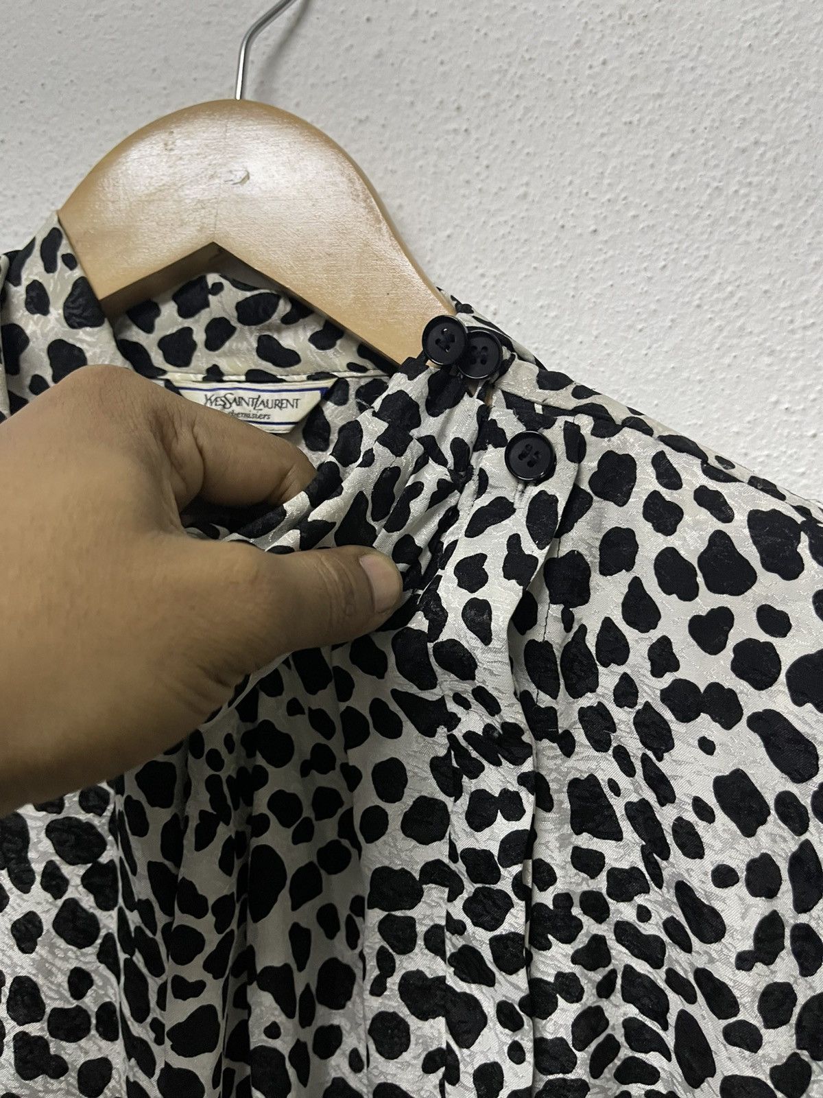 Yves Saint Laurent 1990s YVES SAINT LAURENT CHEMISIERS WHITE LEOPARD BUTTON UP Size M / US 6-8 / IT 42-44 - 6 Thumbnail