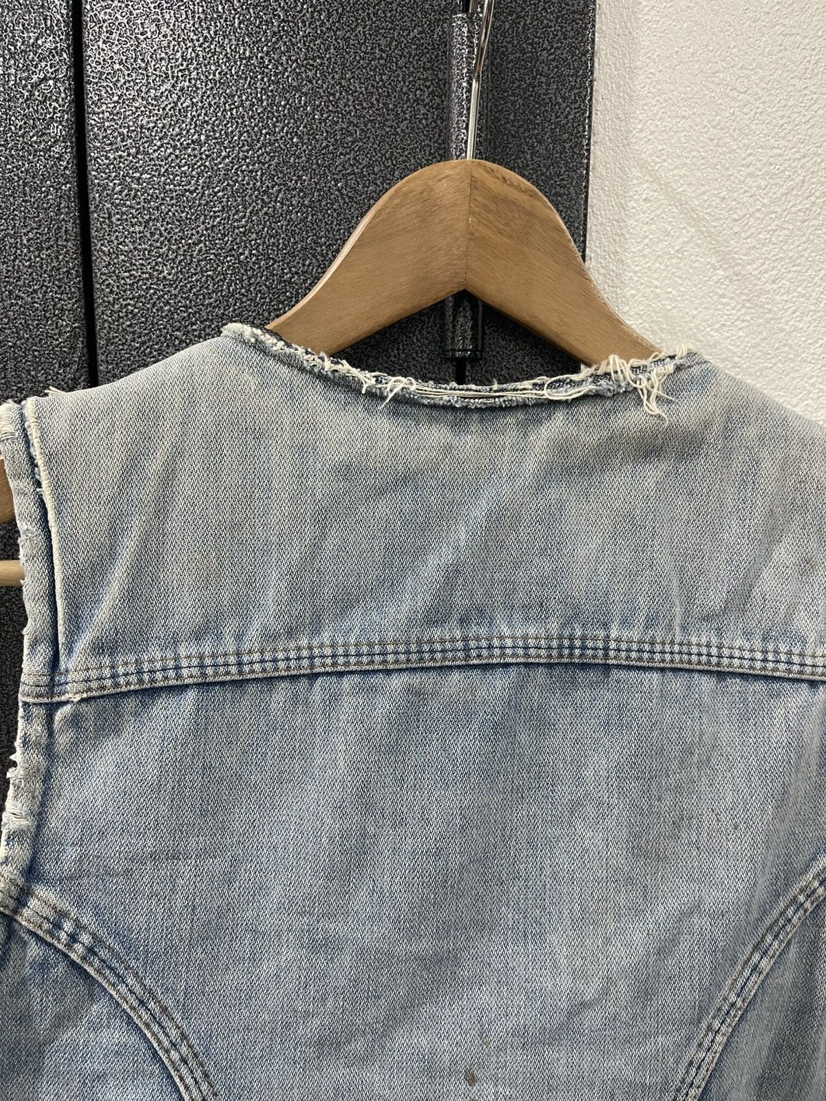 Wrangler Vintage Wrangler Sherpa Lined Distressed Denim Vest Size US M / EU 48-50 / 2 - 15 Thumbnail