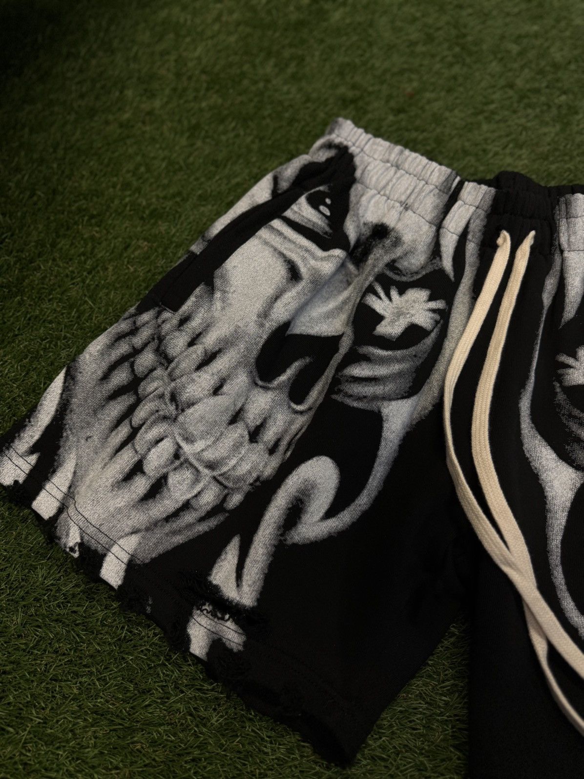 Vertabrae Vertabrae White Black Skeleton Shorts Size M (NEW) Size US 28 / EU 44 - 5 Thumbnail