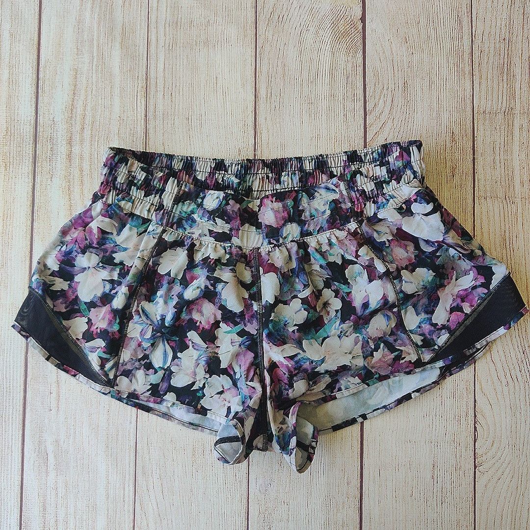 Lululemon Hotty Hot Short II *2.5" Utopia Multi / Deep Phantom sz 10 Size 32" / US 10 / IT 46 - 1 Thumbnail