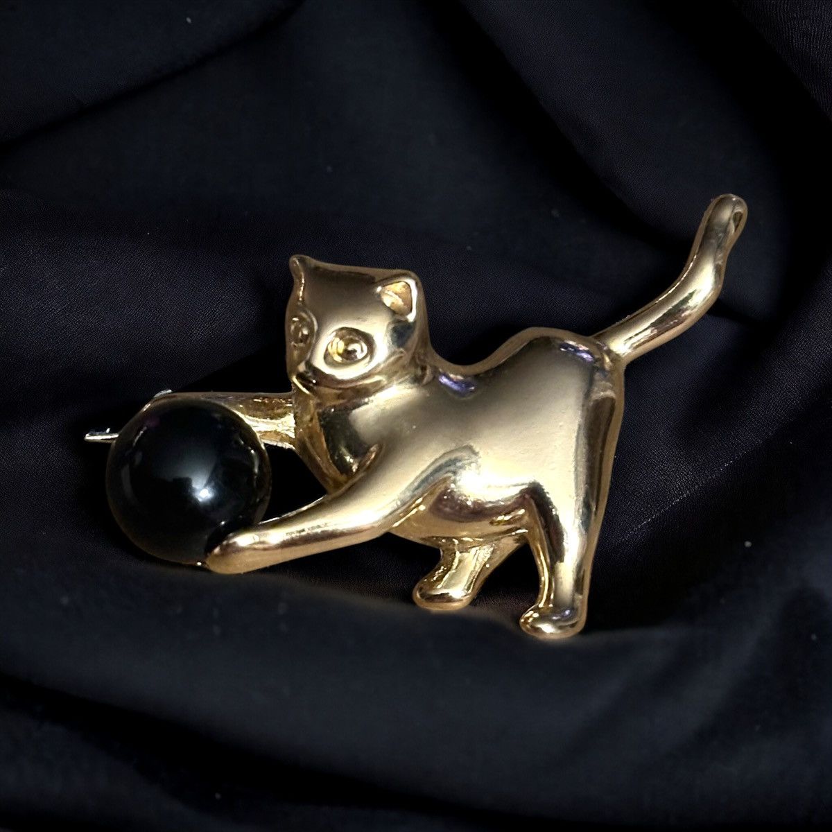 Vintage Vintage gold tone cat playing with a ball brooch Size ONE SIZE - 1 Thumbnail