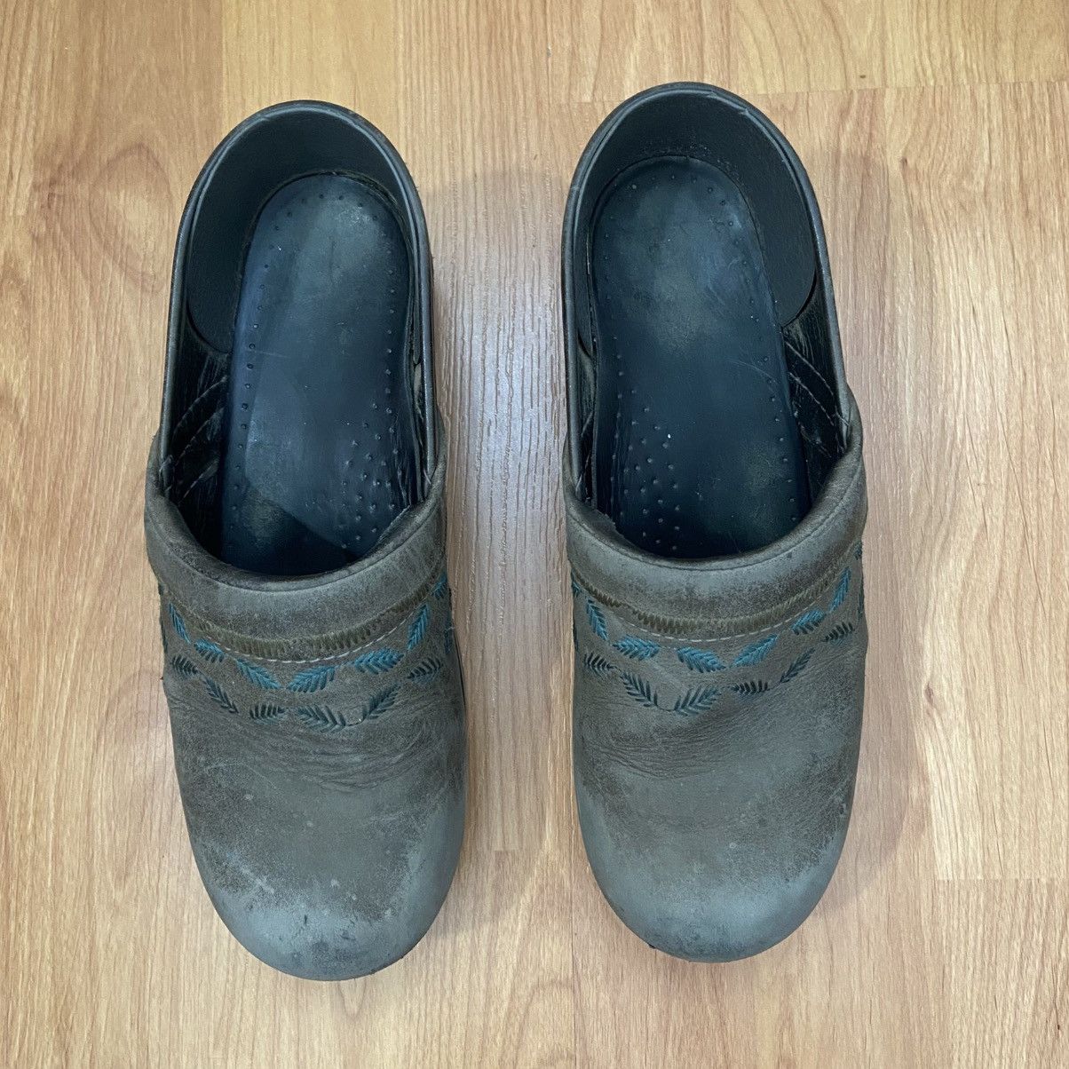Dansko Dansko Women’s Distressed Leaf Boho Clogs Size 39 Size US 9 / IT 39 - 4 Thumbnail