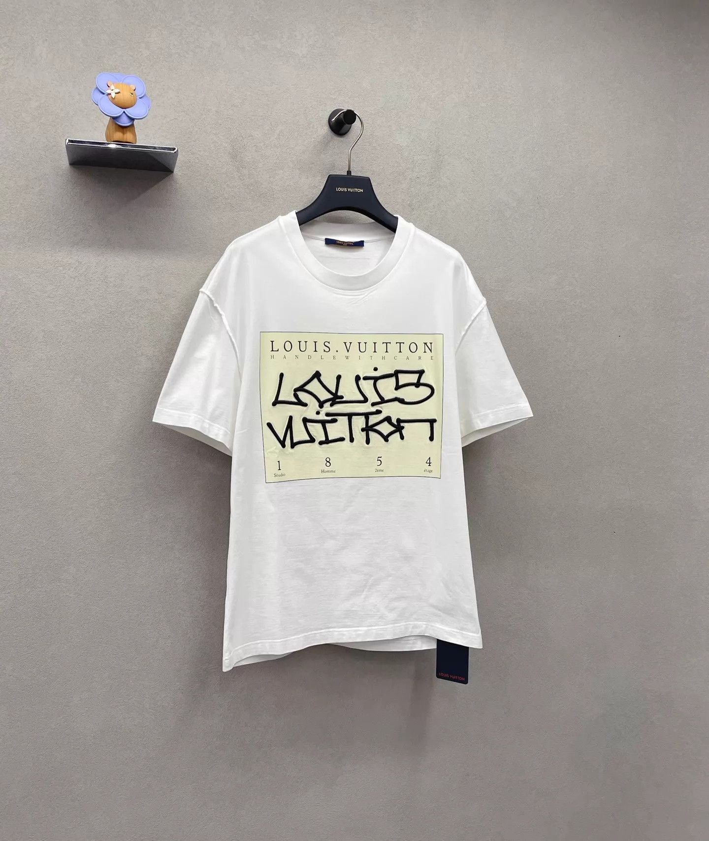 Louis Vuitton LV White 3D Embroidered SS T-Shirt Size L Size US L / EU 52-54 / 3 - 3 Thumbnail