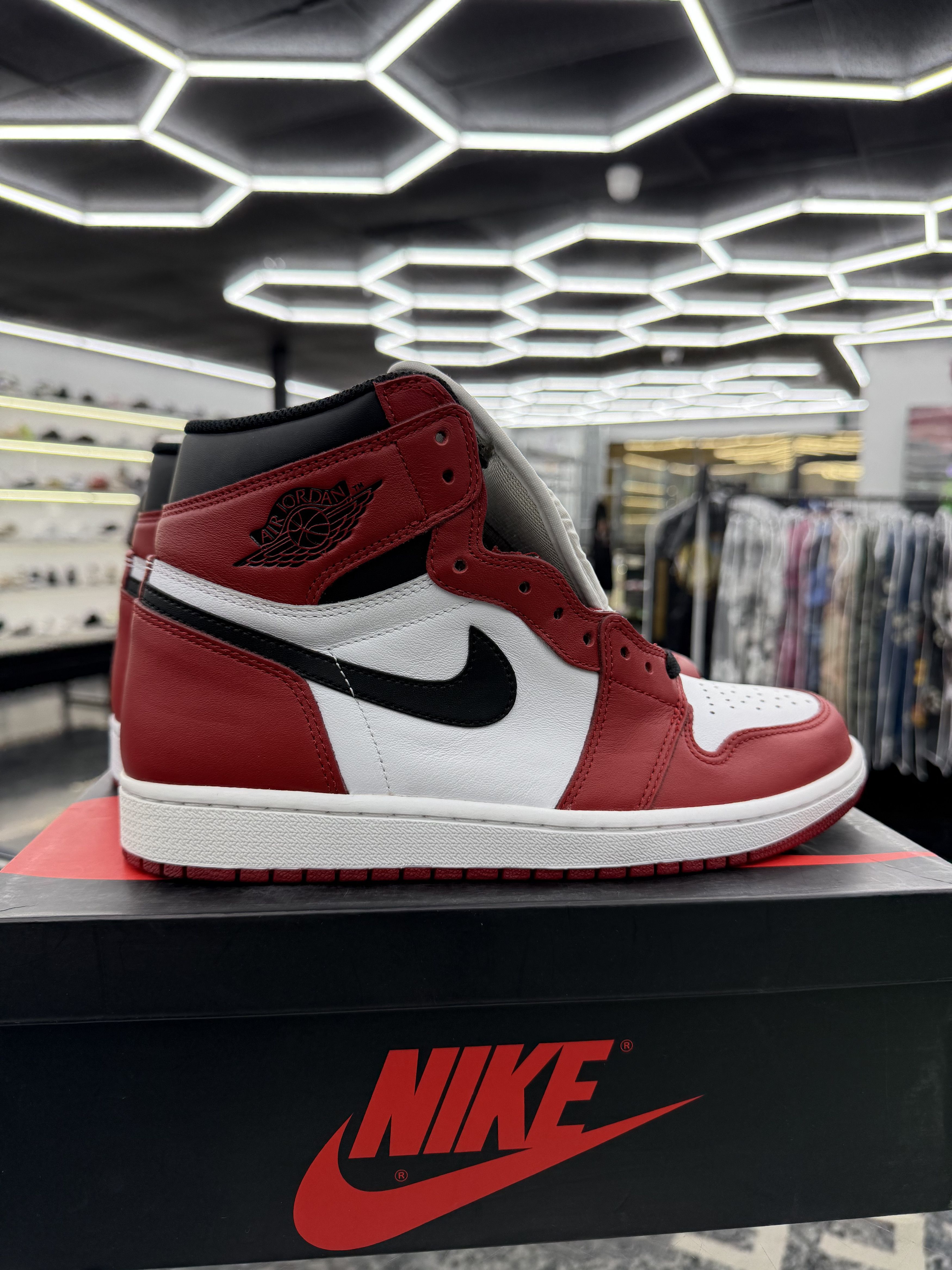 Jordan Brand 1 Retro High OG Chicago Size US 9.5 / EU 42-43 - 3 Thumbnail