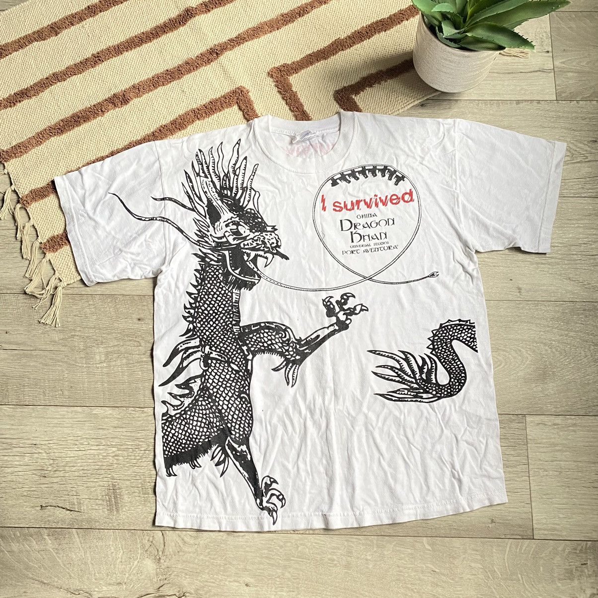 Universal Studios × Vintage VINTAGE UNIVERSAL STUDIOS PORT AVENTURA DRAGON KHADI T SHIRT Size US XL / EU 56 / 4 - 1 Thumbnail