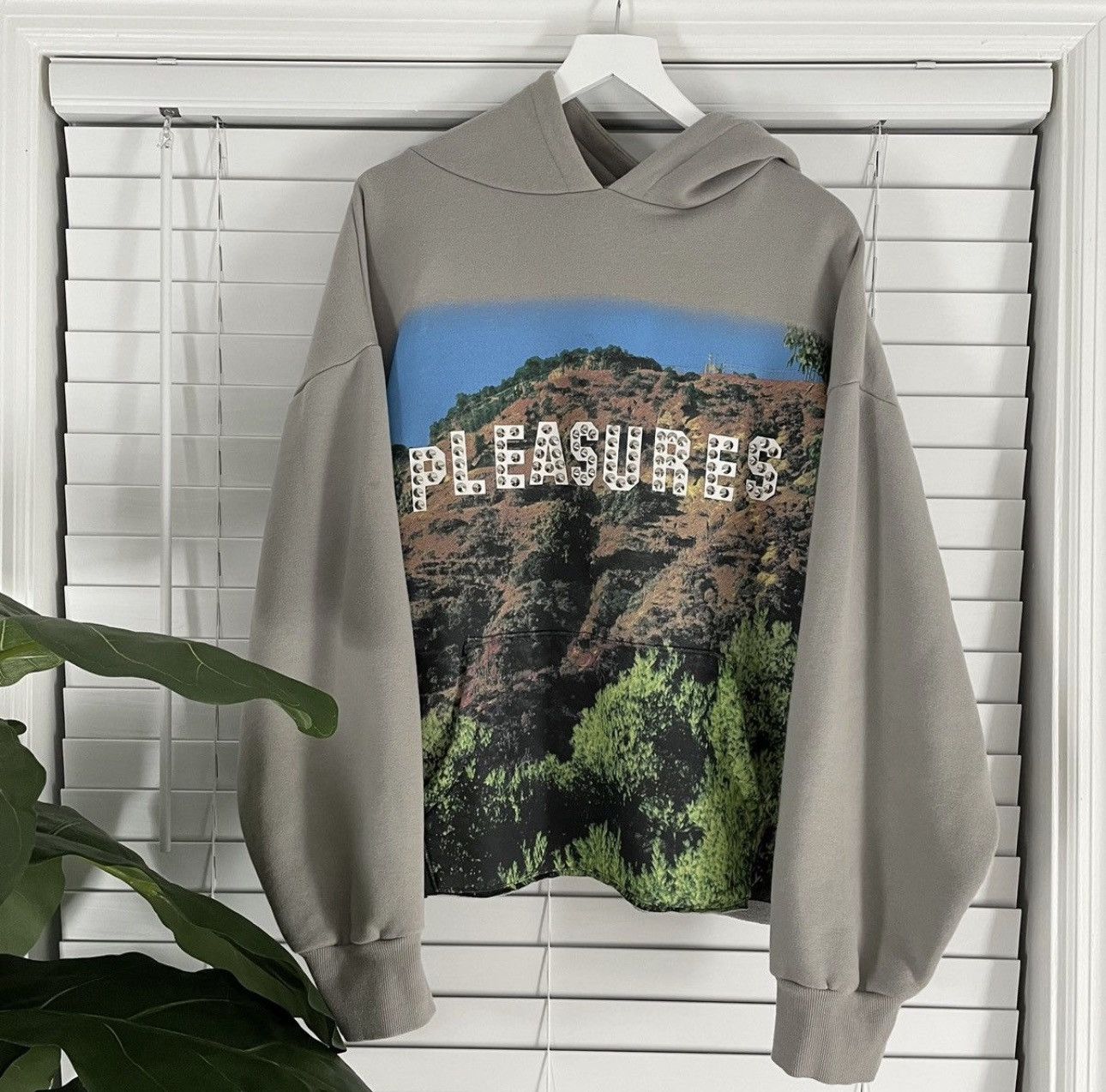 Pleasures Pleasures Hollywood Hills Hoodie Size US M / EU 48-50 / 2 - 1 Thumbnail