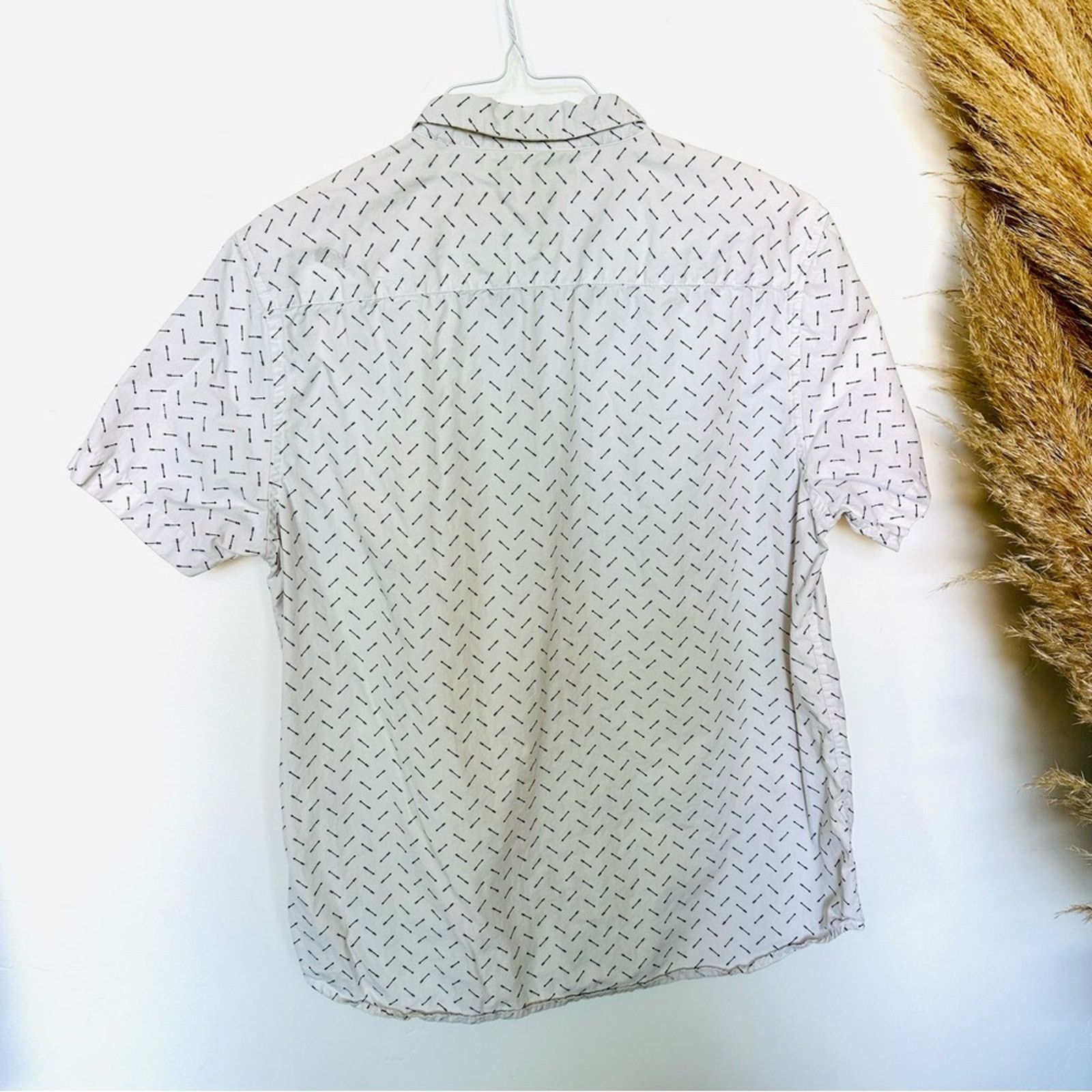 Forever 21 MENS FOREVER 21 White Black Arrow Print Button Shirt Top Size US XL / EU 56 / 4 - 5 Thumbnail