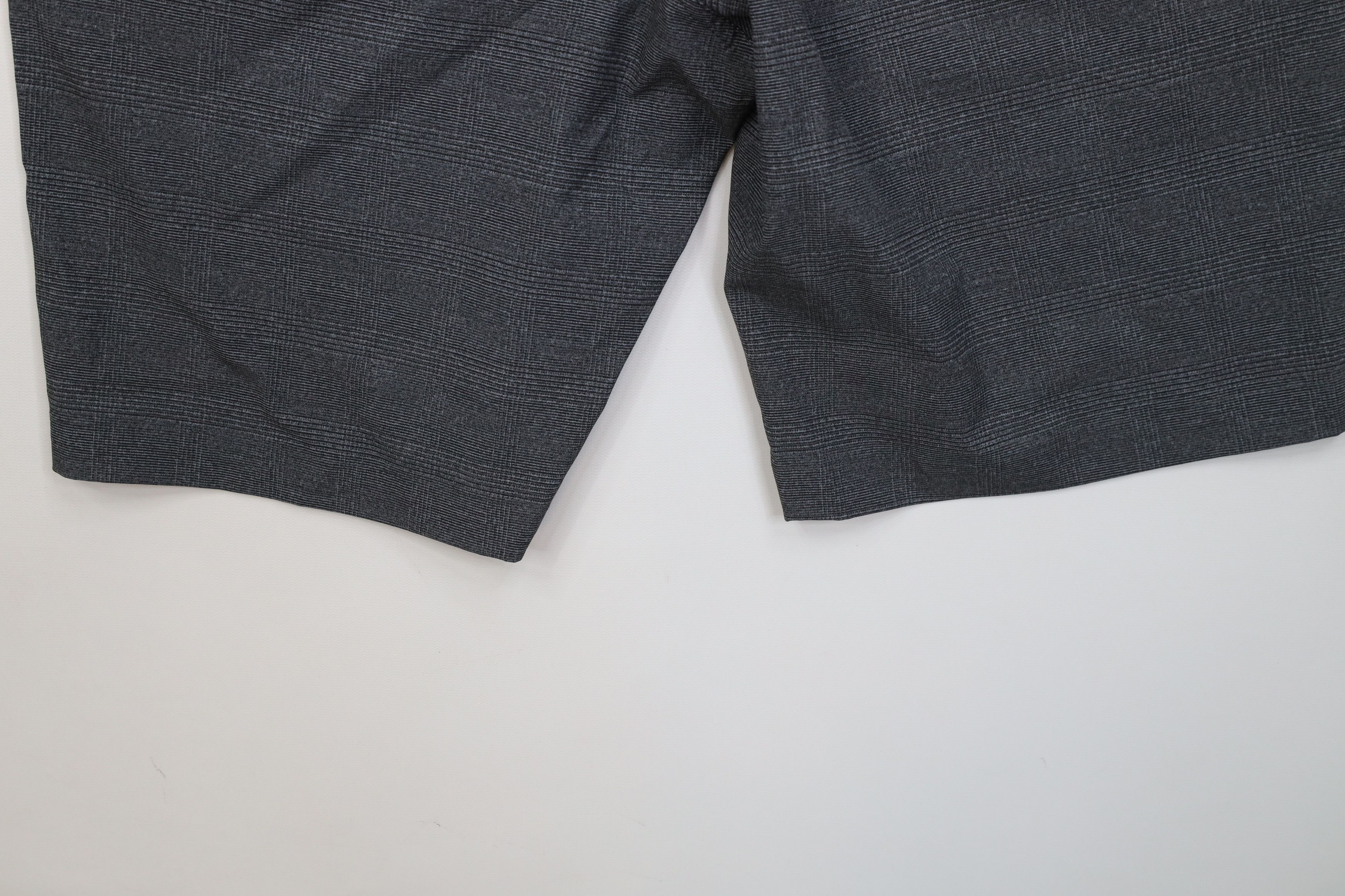 TravisMathew Travis Mathew Striped Plaid Golfing Golf Chino Shorts Gray Size US 30 / EU 46 - 10 Thumbnail
